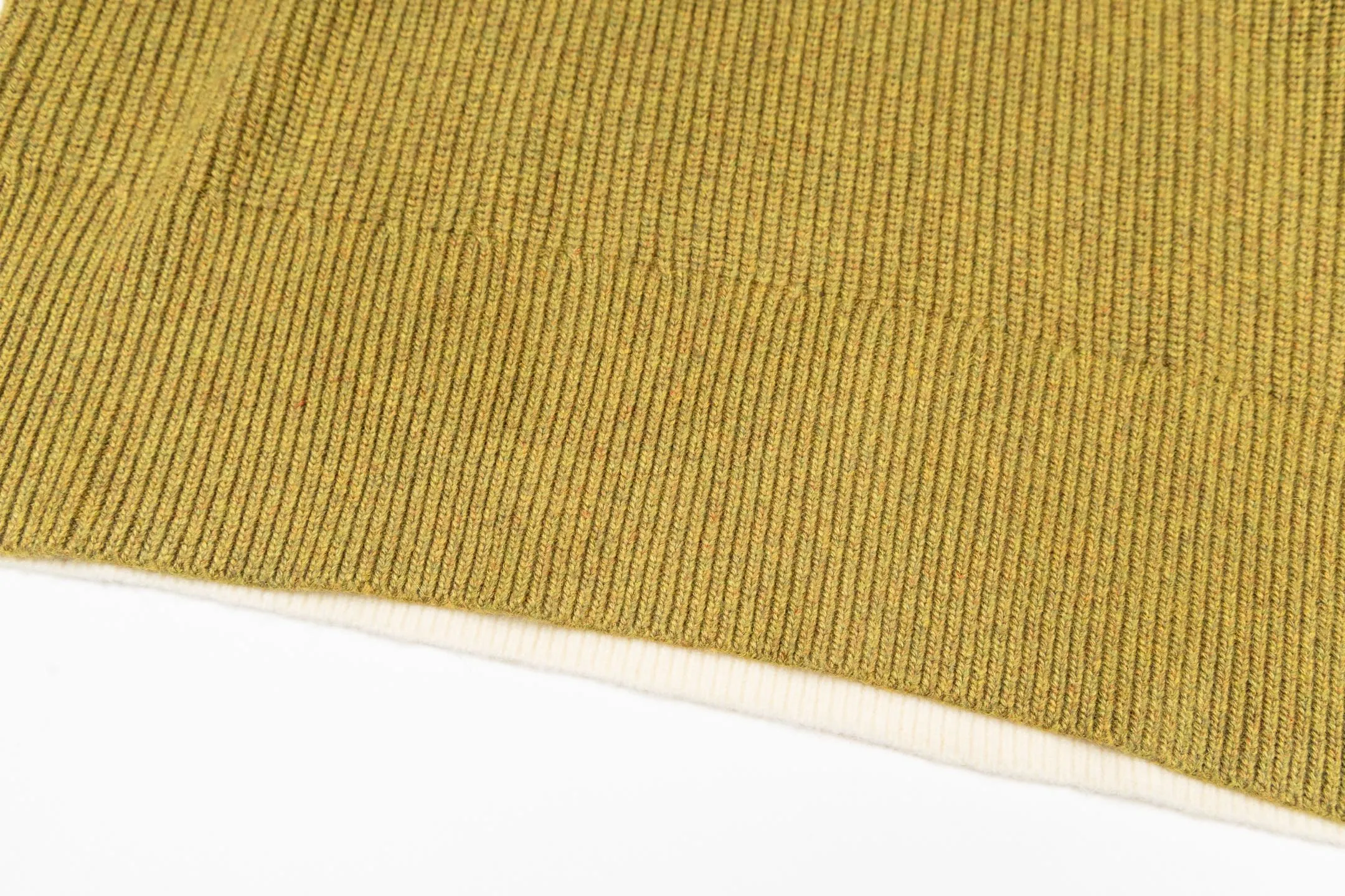 🅿️560 [Exclusive supply] Ami love towel embroidered contrasting color V-neck sweater (green) The original version was purchased for 4,592 and developed. The fabric is made of alpaca wool to maintain a stable pattern. The stitching is even and firm, and the details are meticulously handled, reflecting the brand's strict control over quality. The overall design is simple and elegant, suitable for various occasions. Whether it is business or leisure, it can show an elegant and decent style. The overall wiring is straight and delicate, the fabric is comfortable and soft, and the color is consistent without color difference. It can be matched with the same style to create a fashionable look, and can be used in various occasions. Customized accessories, complete with three standards, the same style for men and women. Size:S-M-L-XL