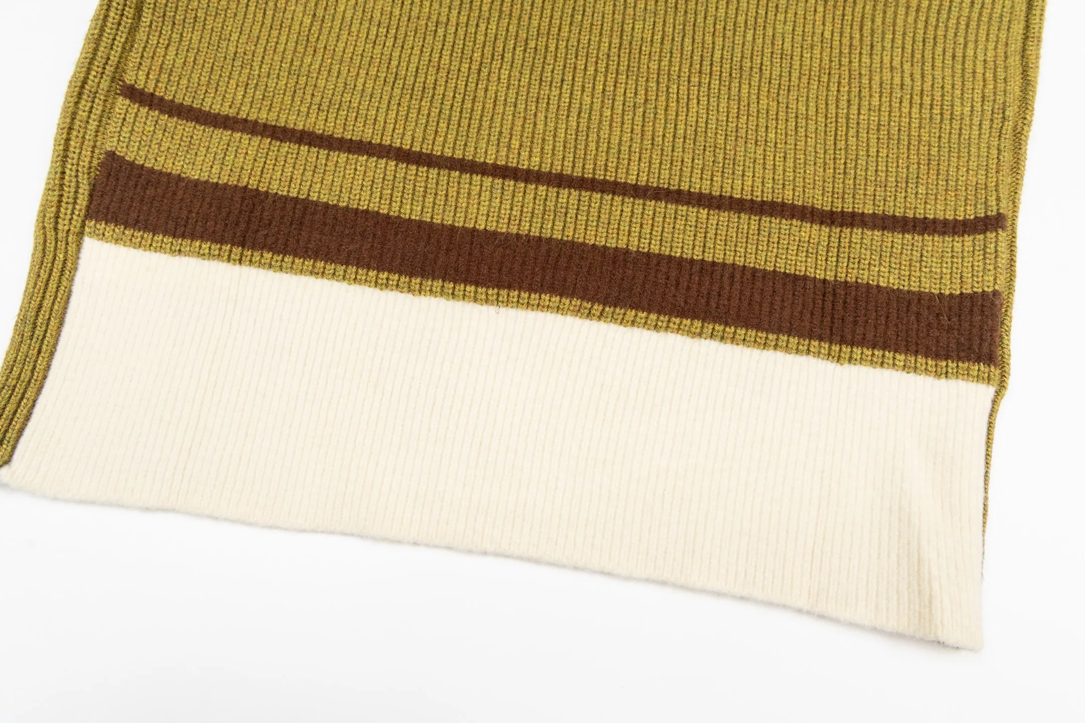 🅿️560 [Exclusive supply] Ami love towel embroidered contrasting color V-neck sweater (green) The original version was purchased for 4,592 and developed. The fabric is made of alpaca wool to maintain a stable pattern. The stitching is even and firm, and the details are meticulously handled, reflecting the brand's strict control over quality. The overall design is simple and elegant, suitable for various occasions. Whether it is business or leisure, it can show an elegant and decent style. The overall wiring is straight and delicate, the fabric is comfortable and soft, and the color is consistent without color difference. It can be matched with the same style to create a fashionable look, and can be used in various occasions. Customized accessories, complete with three standards, the same style for men and women. Size:S-M-L-XL