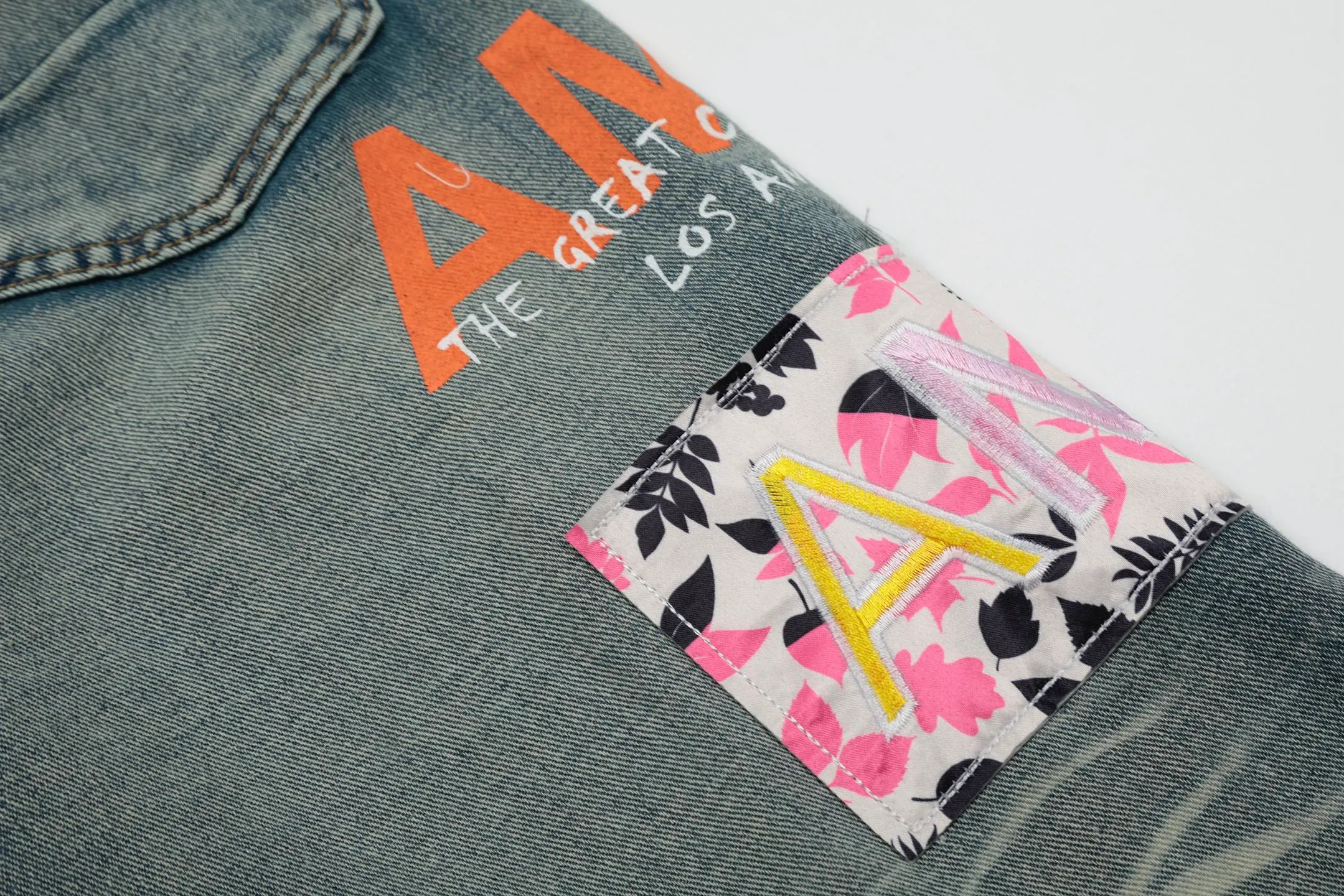 ￼ #M46 P168💰 Amiri’s classic embroidered leather ripped letter jeans. Slim fit jeans. Produced by a major washed factory. Full of high-end. Partial damage to the knees and patchwork design. Already used as a facade design. Leather waist nameplate. The focus of this style is not on the washing, but on the shape and version of the damage. The secret lies in the craftsmanship of the master. The cost of post-processing, grinding, cutting, etc. is far beyond the cost of assembly line products. Color: Picture color Size: 30-32-34-36