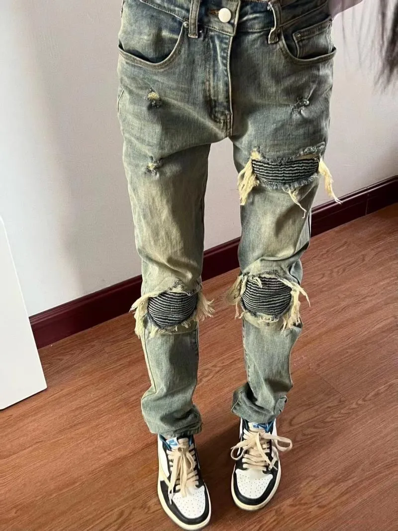 P180 amiri high street ripped patch jeans trousers amiri ripped tight stretch denim trousers amiri hot diamonds amiri is transliterated as Emil, which is the name of the founder. mikeamiri, the founder of amiri, grew up in Los Angeles, USA. He was influenced by the local street culture RO since he was a child, so he founded the amiri brand named after himself. A variety of trendy brand clothing meets the needs of different fashion players. Amiri clothing has novel and unique styles and is a well-known street brand in the United States. The styles and styles of many clothes are loved by many street photographers. The various clothing styles meet the dressing needs of different people, show their unique temperament, and show the trend of dressing. amiri's jeans are relatively famous. Not only do they have many styles, but the quality of the jeans is also very good. Many celebrities have also worn amiri brand jeans. Size: M-XXL
