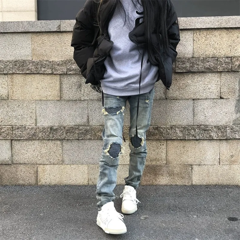 P180 amiri high street ripped patch jeans trousers amiri ripped tight stretch denim trousers amiri hot diamonds amiri is transliterated as Emil, which is the name of the founder. mikeamiri, the founder of amiri, grew up in Los Angeles, USA. He was influenced by the local street culture RO since he was a child, so he founded the amiri brand named after himself. A variety of trendy brand clothing meets the needs of different fashion players. Amiri clothing has novel and unique styles and is a well-known street brand in the United States. The styles and styles of many clothes are loved by many street photographers. The various clothing styles meet the dressing needs of different people, show their unique temperament, and show the trend of dressing. amiri's jeans are relatively famous. Not only do they have many styles, but the quality of the jeans is also very good. Many celebrities have also worn amiri brand jeans. Size: M-XXL