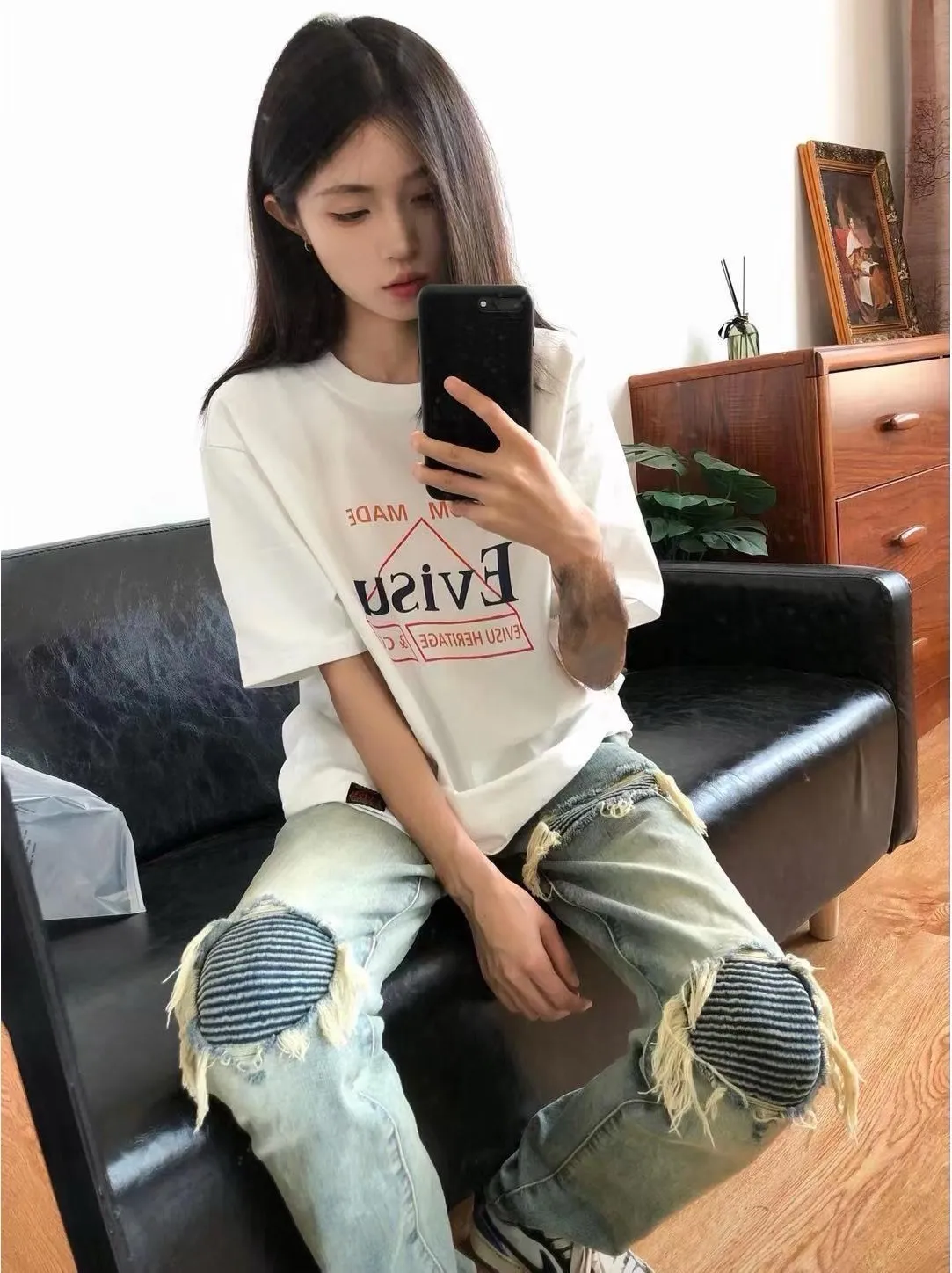 P180 amiri high street ripped patch jeans trousers amiri ripped tight stretch denim trousers amiri hot diamonds amiri is transliterated as Emil, which is the name of the founder. mikeamiri, the founder of amiri, grew up in Los Angeles, USA. He was influenced by the local street culture RO since he was a child, so he founded the amiri brand named after himself. A variety of trendy brand clothing meets the needs of different fashion players. Amiri clothing has novel and unique styles and is a well-known street brand in the United States. The styles and styles of many clothes are loved by many street photographers. The various clothing styles meet the dressing needs of different people, show their unique temperament, and show the trend of dressing. amiri's jeans are relatively famous. Not only do they have many styles, but the quality of the jeans is also very good. Many celebrities have also worn amiri brand jeans. Size: M-XXL