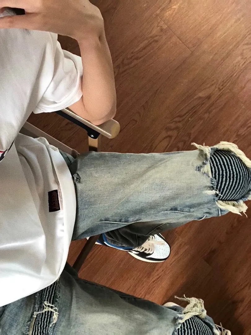 P180 amiri high street ripped patch jeans trousers amiri ripped tight stretch denim trousers amiri hot diamonds amiri is transliterated as Emil, which is the name of the founder. mikeamiri, the founder of amiri, grew up in Los Angeles, USA. He was influenced by the local street culture RO since he was a child, so he founded the amiri brand named after himself. A variety of trendy brand clothing meets the needs of different fashion players. Amiri clothing has novel and unique styles and is a well-known street brand in the United States. The styles and styles of many clothes are loved by many street photographers. The various clothing styles meet the dressing needs of different people, show their unique temperament, and show the trend of dressing. amiri's jeans are relatively famous. Not only do they have many styles, but the quality of the jeans is also very good. Many celebrities have also worn amiri brand jeans. Size: M-XXL