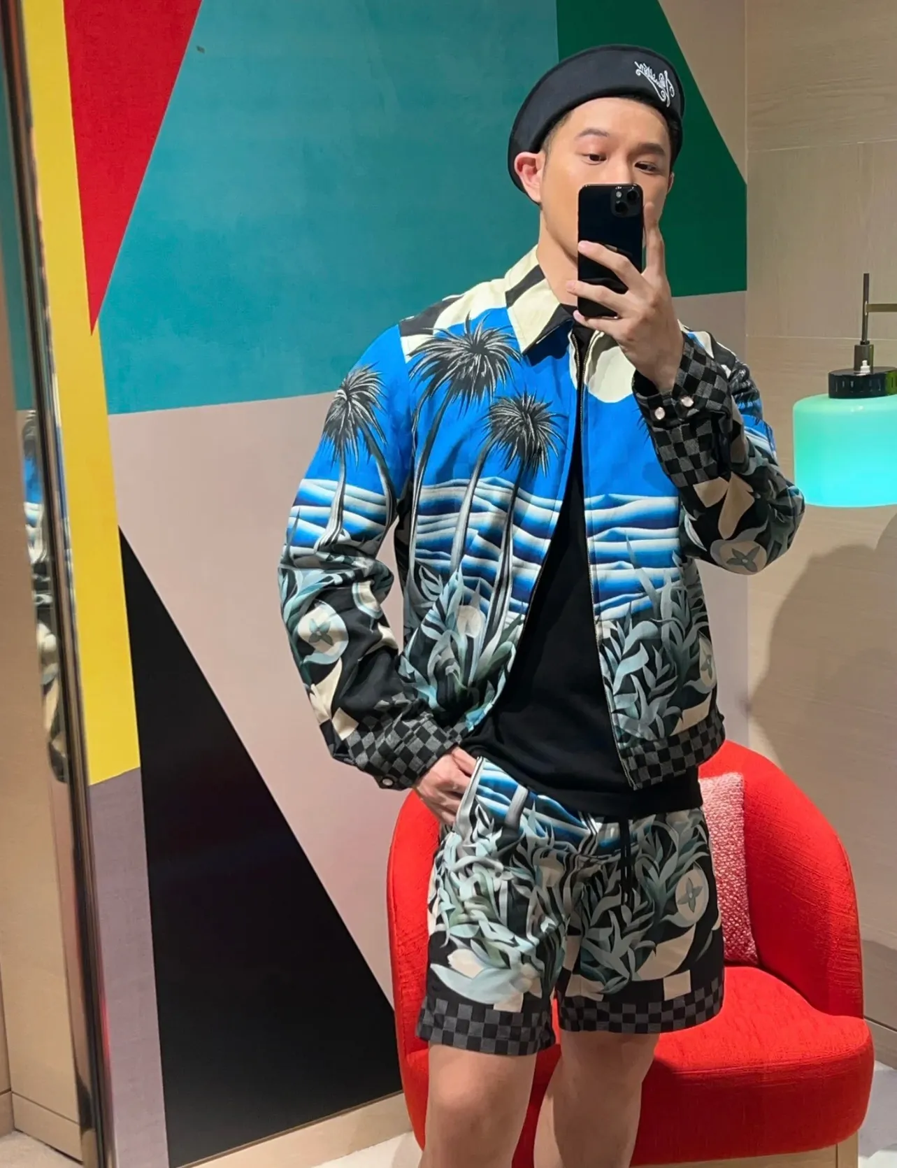 Model Picture Model Picture LV 24ss Spring and Summer New Shirts and Shorts The full Damier Pacific pattern depicts a moonlit beach night on a tropical island, combining Monogram