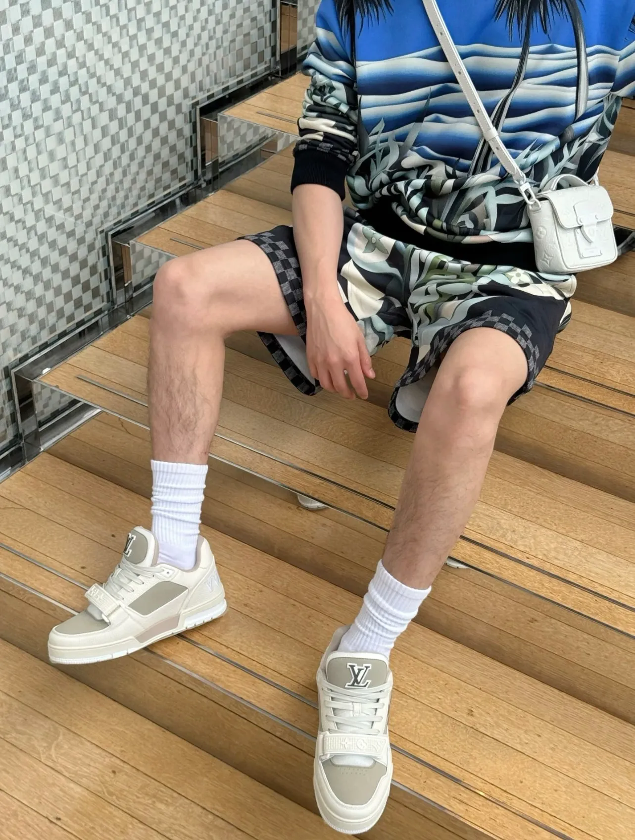 Model Picture Model Picture LV 24ss Spring and Summer New Shirts and Shorts The full Damier Pacific pattern depicts a moonlit beach night on a tropical island, combining Monogram