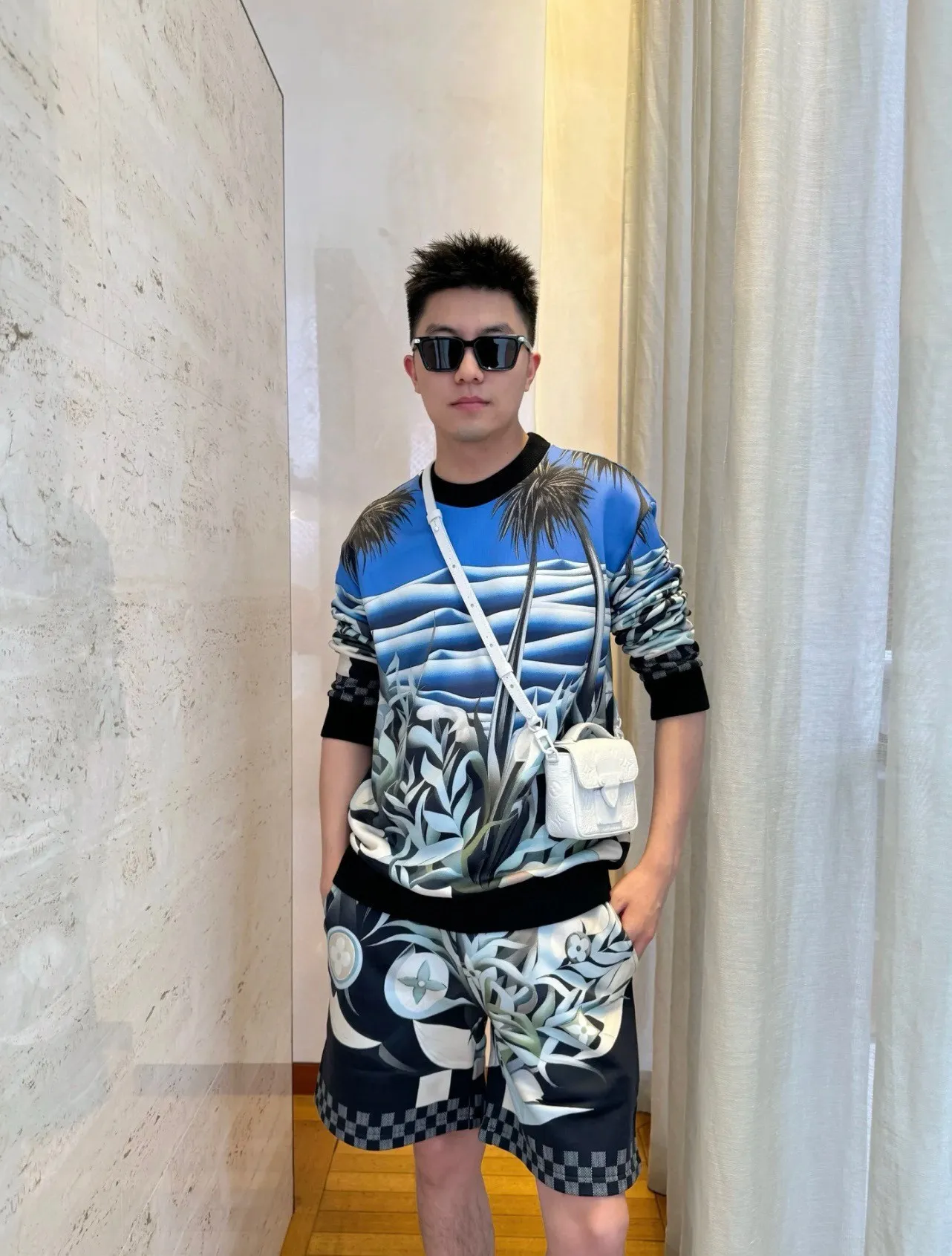 Model Picture Model Picture LV 24ss Spring and Summer New Shirts and Shorts The full Damier Pacific pattern depicts a moonlit beach night on a tropical island, combining Monogram