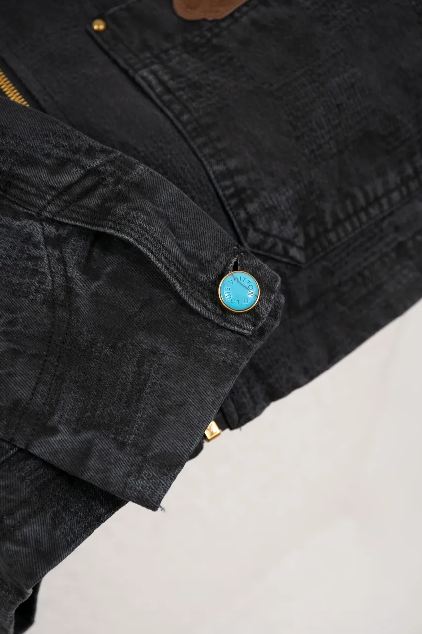 SIZE CHART MORE DETAILS LV DAMIER COTTON WORK BUILT JACKET This washed denim belted jacket continues the American workwear style of the Fall/Winter 2024 show, incorporating the Marque L.Vuitton déposée logo into Damier jacquard canvas. One of the LV Saddle leather patch pockets and nubuck collar with embossed Epi graphic. Buttons add a dandy touch to the cuffs and waist straps, and the unlined design is perfect for different seasons.  Regular fit Marque L.Vuitton déposée logo in Damier jacquard LV Saddle patch on lower left pocket Nubuck collar with Epi embossing Zip front with LV stamped zipper pull Patch pockets Studs Adjustable straps with buttons at cuffs and waist
