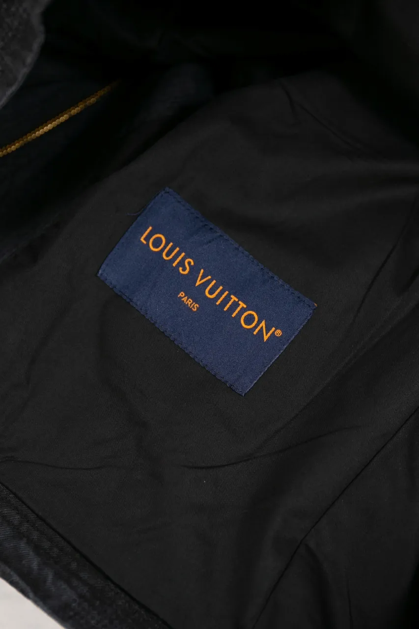 SIZE CHART MORE DETAILS LV DAMIER COTTON WORK BUILT JACKET This washed denim belted jacket continues the American workwear style of the Fall/Winter 2024 show, incorporating the Marque L.Vuitton déposée logo into Damier jacquard canvas. One of the LV Saddle leather patch pockets and nubuck collar with embossed Epi graphic. Buttons add a dandy touch to the cuffs and waist straps, and the unlined design is perfect for different seasons.  Regular fit Marque L.Vuitton déposée logo in Damier jacquard LV Saddle patch on lower left pocket Nubuck collar with Epi embossing Zip front with LV stamped zipper pull Patch pockets Studs Adjustable straps with buttons at cuffs and waist