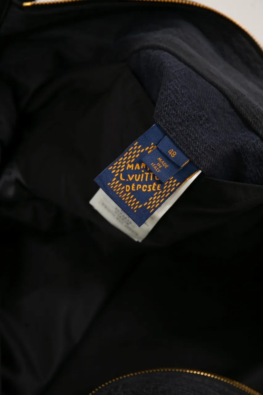 SIZE CHART MORE DETAILS LV DAMIER COTTON WORK BUILT JACKET This washed denim belted jacket continues the American workwear style of the Fall/Winter 2024 show, incorporating the Marque L.Vuitton déposée logo into Damier jacquard canvas. One of the LV Saddle leather patch pockets and nubuck collar with embossed Epi graphic. Buttons add a dandy touch to the cuffs and waist straps, and the unlined design is perfect for different seasons.  Regular fit Marque L.Vuitton déposée logo in Damier jacquard LV Saddle patch on lower left pocket Nubuck collar with Epi embossing Zip front with LV stamped zipper pull Patch pockets Studs Adjustable straps with buttons at cuffs and waist