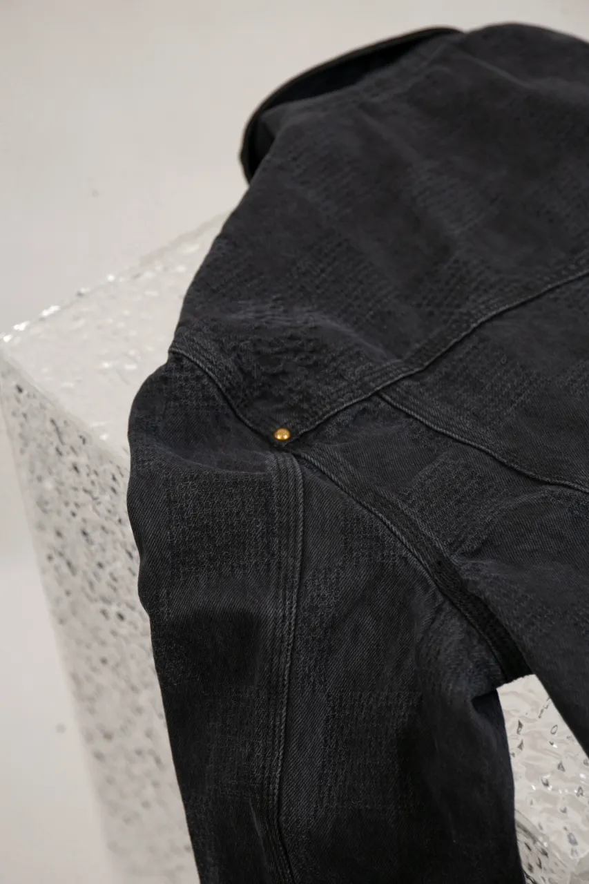 SIZE CHART MORE DETAILS LV DAMIER COTTON WORK BUILT JACKET This washed denim belted jacket continues the American workwear style of the Fall/Winter 2024 show, incorporating the Marque L.Vuitton déposée logo into Damier jacquard canvas. One of the LV Saddle leather patch pockets and nubuck collar with embossed Epi graphic. Buttons add a dandy touch to the cuffs and waist straps, and the unlined design is perfect for different seasons.  Regular fit Marque L.Vuitton déposée logo in Damier jacquard LV Saddle patch on lower left pocket Nubuck collar with Epi embossing Zip front with LV stamped zipper pull Patch pockets Studs Adjustable straps with buttons at cuffs and waist
