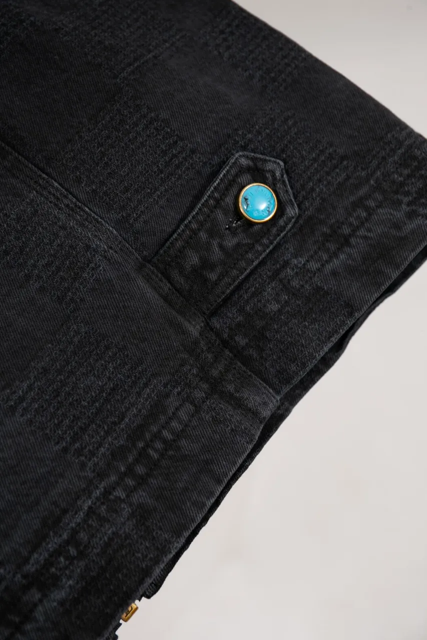 SIZE CHART MORE DETAILS LV DAMIER COTTON WORK BUILT JACKET This washed denim belted jacket continues the American workwear style of the Fall/Winter 2024 show, incorporating the Marque L.Vuitton déposée logo into Damier jacquard canvas. One of the LV Saddle leather patch pockets and nubuck collar with embossed Epi graphic. Buttons add a dandy touch to the cuffs and waist straps, and the unlined design is perfect for different seasons.  Regular fit Marque L.Vuitton déposée logo in Damier jacquard LV Saddle patch on lower left pocket Nubuck collar with Epi embossing Zip front with LV stamped zipper pull Patch pockets Studs Adjustable straps with buttons at cuffs and waist