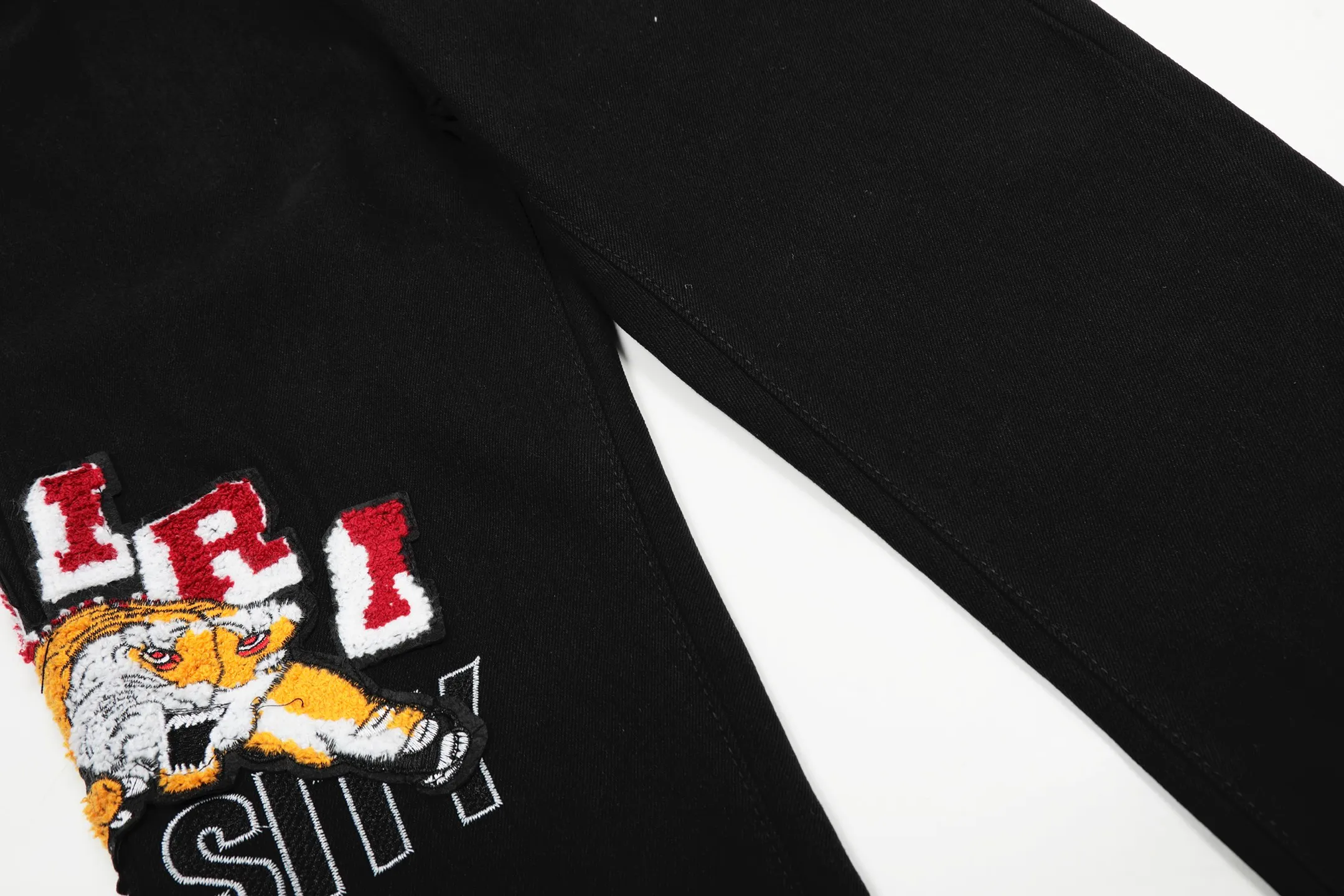 #M20 P168💰 Amiri’s classic embroidered patched leather ripped letter jeans. Slim fit jeans. Produced by a well-washed factory. Full of high-end. Knee-part destroyed design with patchwork design. Already used as facade design. Leather waist nameplate. The focus of this style is not on washing, but on the destroyed shape and version. The secret lies in the craftsmanship of the master. The cost of post-processing, grinding, cutting, etc. is far beyond the cost of assembly line products. Color: Picture color Size: 30-32-34-36