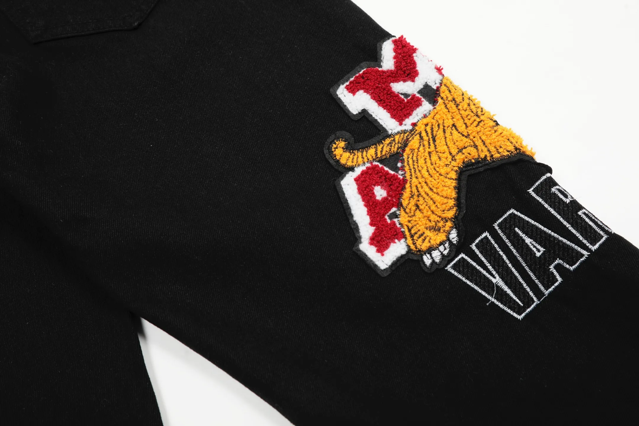#M20 P168💰 Amiri’s classic embroidered patched leather ripped letter jeans. Slim fit jeans. Produced by a well-washed factory. Full of high-end. Knee-part destroyed design with patchwork design. Already used as facade design. Leather waist nameplate. The focus of this style is not on washing, but on the destroyed shape and version. The secret lies in the craftsmanship of the master. The cost of post-processing, grinding, cutting, etc. is far beyond the cost of assembly line products. Color: Picture color Size: 30-32-34-36