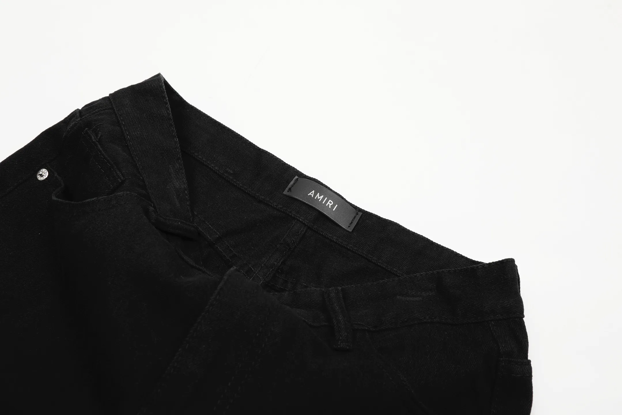 #M20 P168💰 Amiri’s classic embroidered patched leather ripped letter jeans. Slim fit jeans. Produced by a well-washed factory. Full of high-end. Knee-part destroyed design with patchwork design. Already used as facade design. Leather waist nameplate. The focus of this style is not on washing, but on the destroyed shape and version. The secret lies in the craftsmanship of the master. The cost of post-processing, grinding, cutting, etc. is far beyond the cost of assembly line products. Color: Picture color Size: 30-32-34-36