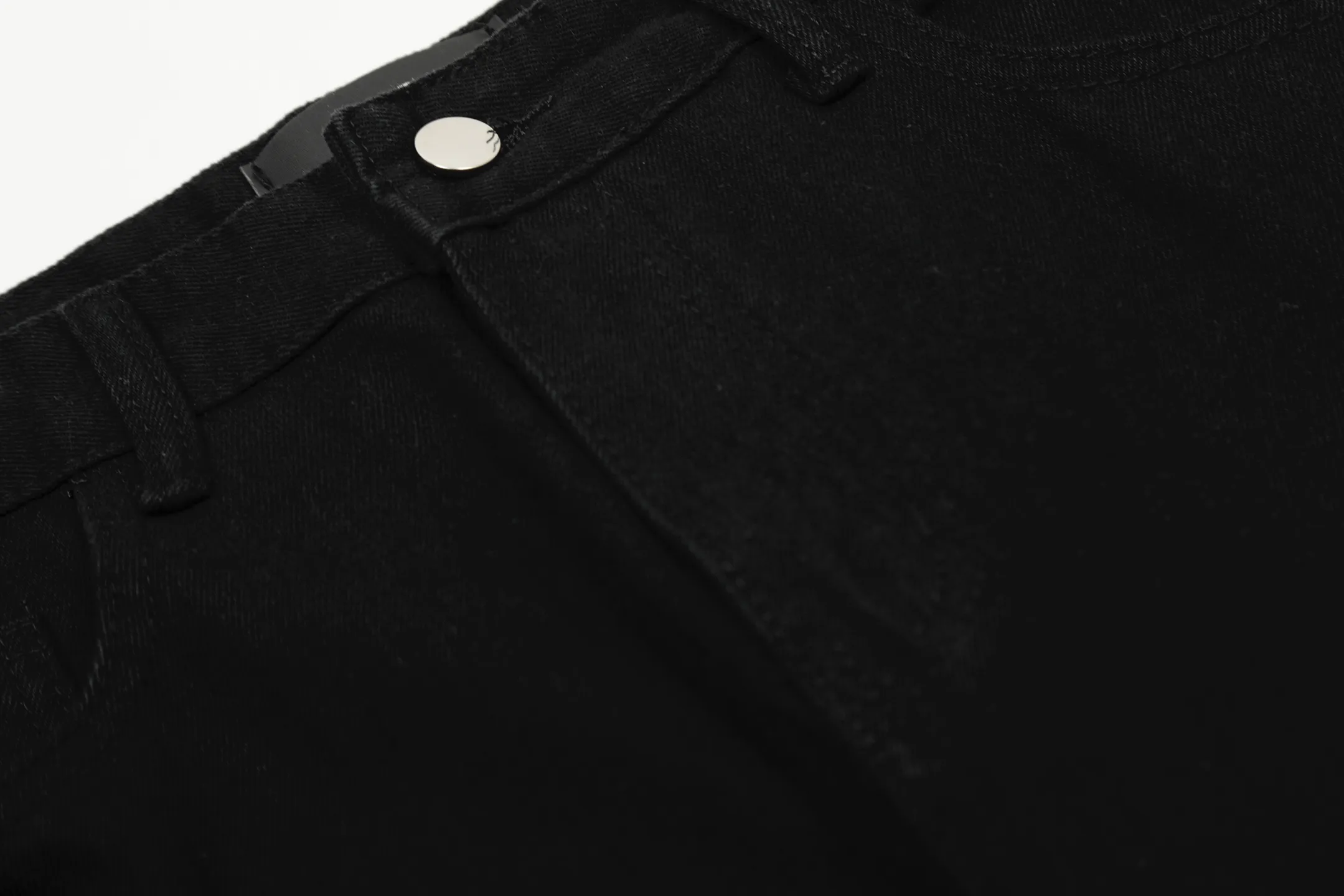 #M20 P168💰 Amiri’s classic embroidered patched leather ripped letter jeans. Slim fit jeans. Produced by a well-washed factory. Full of high-end. Knee-part destroyed design with patchwork design. Already used as facade design. Leather waist nameplate. The focus of this style is not on washing, but on the destroyed shape and version. The secret lies in the craftsmanship of the master. The cost of post-processing, grinding, cutting, etc. is far beyond the cost of assembly line products. Color: Picture color Size: 30-32-34-36
