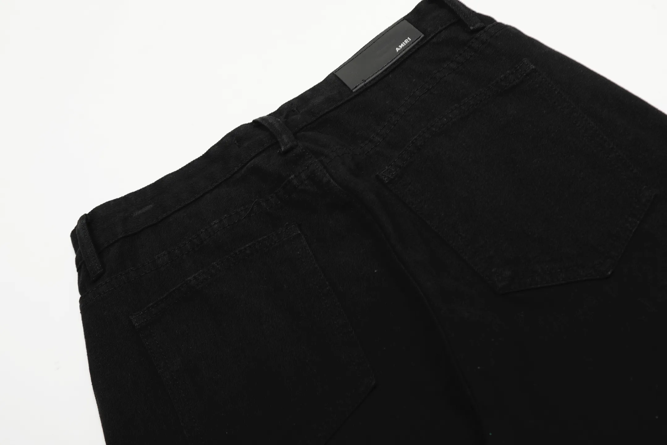 #M20 P168💰 Amiri’s classic embroidered patched leather ripped letter jeans. Slim fit jeans. Produced by a well-washed factory. Full of high-end. Knee-part destroyed design with patchwork design. Already used as facade design. Leather waist nameplate. The focus of this style is not on washing, but on the destroyed shape and version. The secret lies in the craftsmanship of the master. The cost of post-processing, grinding, cutting, etc. is far beyond the cost of assembly line products. Color: Picture color Size: 30-32-34-36