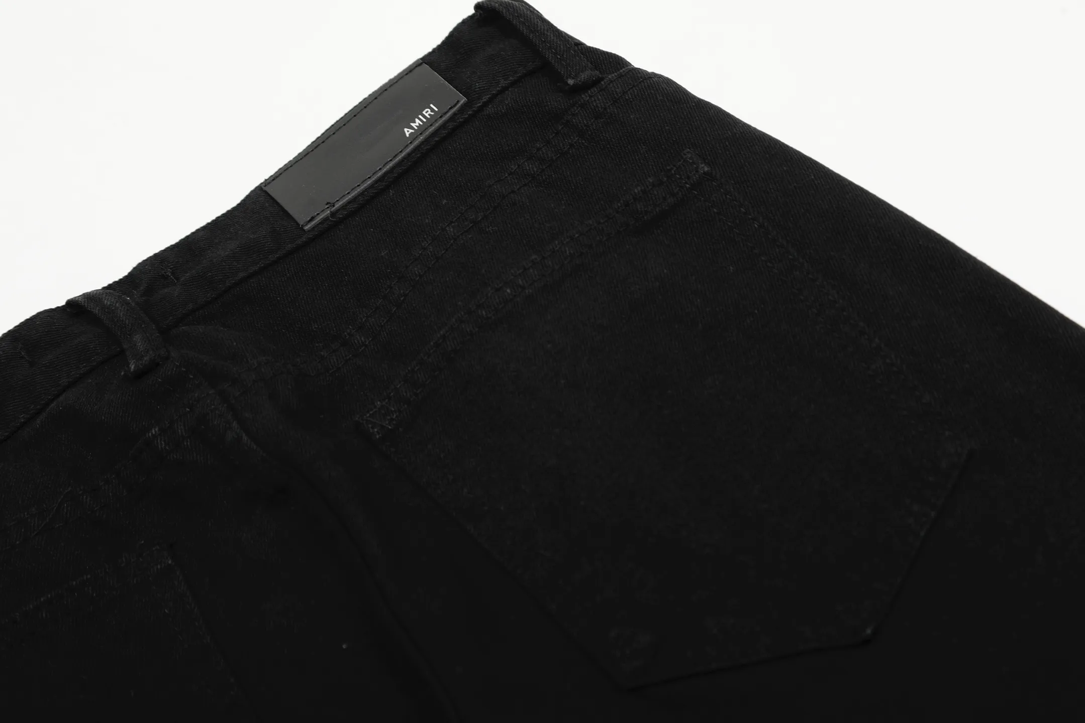#M20 P168💰 Amiri’s classic embroidered patched leather ripped letter jeans. Slim fit jeans. Produced by a well-washed factory. Full of high-end. Knee-part destroyed design with patchwork design. Already used as facade design. Leather waist nameplate. The focus of this style is not on washing, but on the destroyed shape and version. The secret lies in the craftsmanship of the master. The cost of post-processing, grinding, cutting, etc. is far beyond the cost of assembly line products. Color: Picture color Size: 30-32-34-36