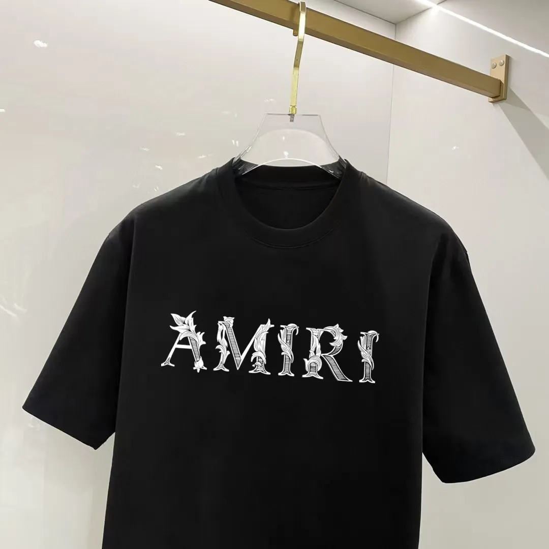 P140 AMIRI# 2025 spring and summer new style debut counter, the latest short-sleeved round neck T-shirt, high-end custom design, avant-garde and fashionable! The brand logo is designed with heavy craftsmanship. High-end customized 250g Xinjiang long-staple cotton fabric. Soft to the touch. Comfortable to wear. Exquisite stitching at the counter level. Fine workmanship. The upper body effect is incomparably handsome! A must-have item for a stylish man! Color: black. White! Size: S M L