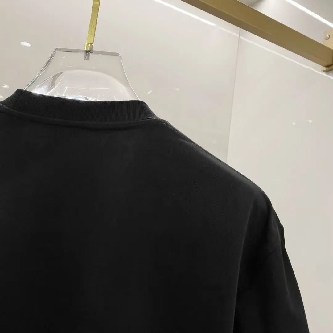 P140 AMIRI# 2025 spring and summer new style debut counter, the latest short-sleeved round neck T-shirt, high-end custom design, avant-garde and fashionable! The brand logo is designed with heavy craftsmanship. High-end customized 250g Xinjiang long-staple cotton fabric. Soft to the touch. Comfortable to wear. Exquisite stitching at the counter level. Fine workmanship. The upper body effect is incomparably handsome! A must-have item for a stylish man! Color: black. White! Size: S M L