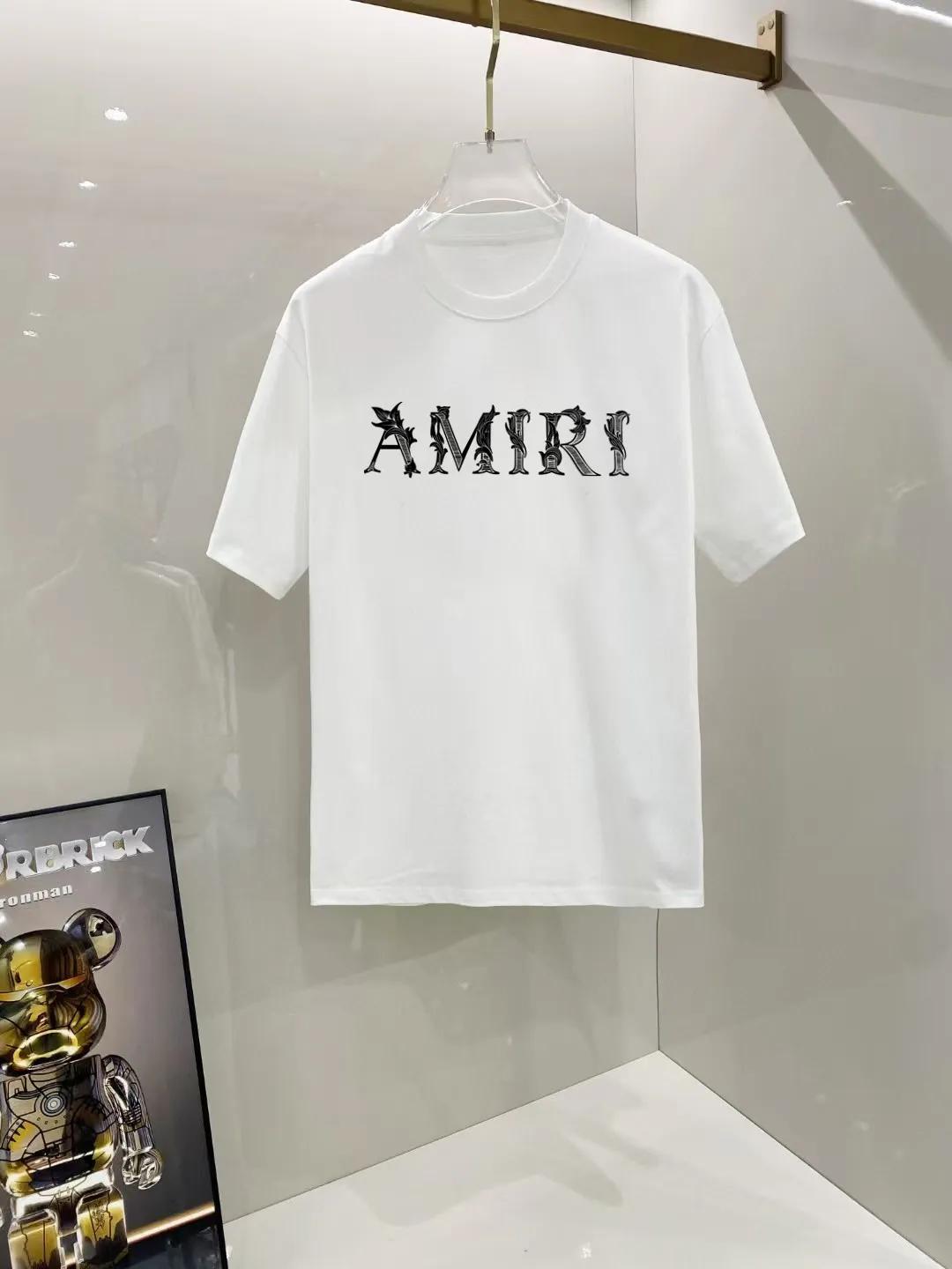 P140 AMIRI# 2025 spring and summer new style debut counter, the latest short-sleeved round neck T-shirt, high-end custom design, avant-garde and fashionable! The brand logo is designed with heavy craftsmanship. High-end customized 250g Xinjiang long-staple cotton fabric. Soft to the touch. Comfortable to wear. Exquisite stitching at the counter level. Fine workmanship. The upper body effect is incomparably handsome! A must-have item for a stylish man! Color: black. White! Size: S M L