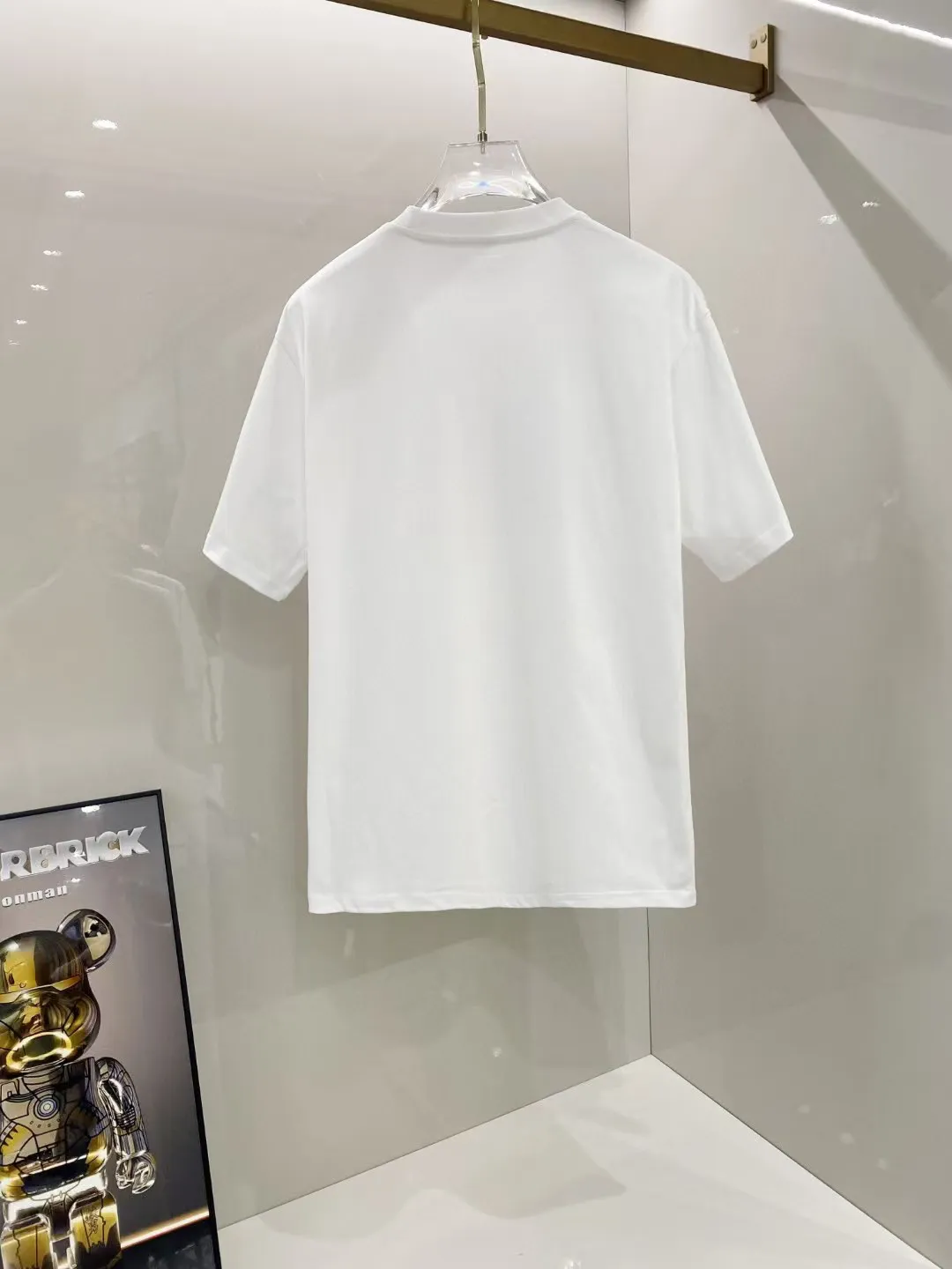 P140 AMIRI# 2025 spring and summer new style debut counter, the latest short-sleeved round neck T-shirt, high-end custom design, avant-garde and fashionable! The brand logo is designed with heavy craftsmanship. High-end customized 250g Xinjiang long-staple cotton fabric. Soft to the touch. Comfortable to wear. Exquisite stitching at the counter level. Fine workmanship. The upper body effect is incomparably handsome! A must-have item for a stylish man! Color: black. White! Size: S M L