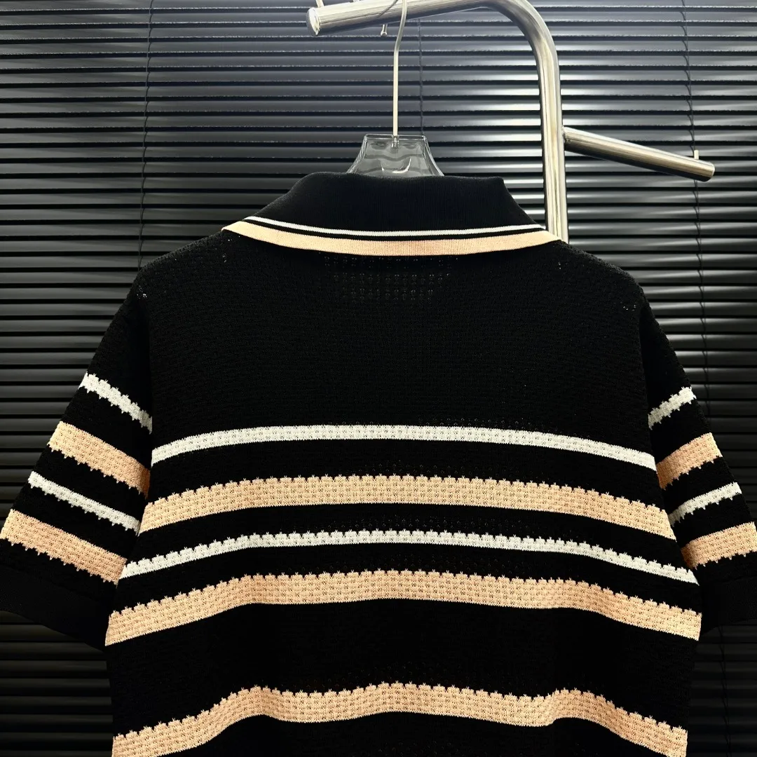 P250 Style: AMIRI striped patchwork embroidered knitted POLO Size: S-XXL Fabric: Wool blend Accessories: Full set of customized original accessories No gender distinction, same style for men and women
