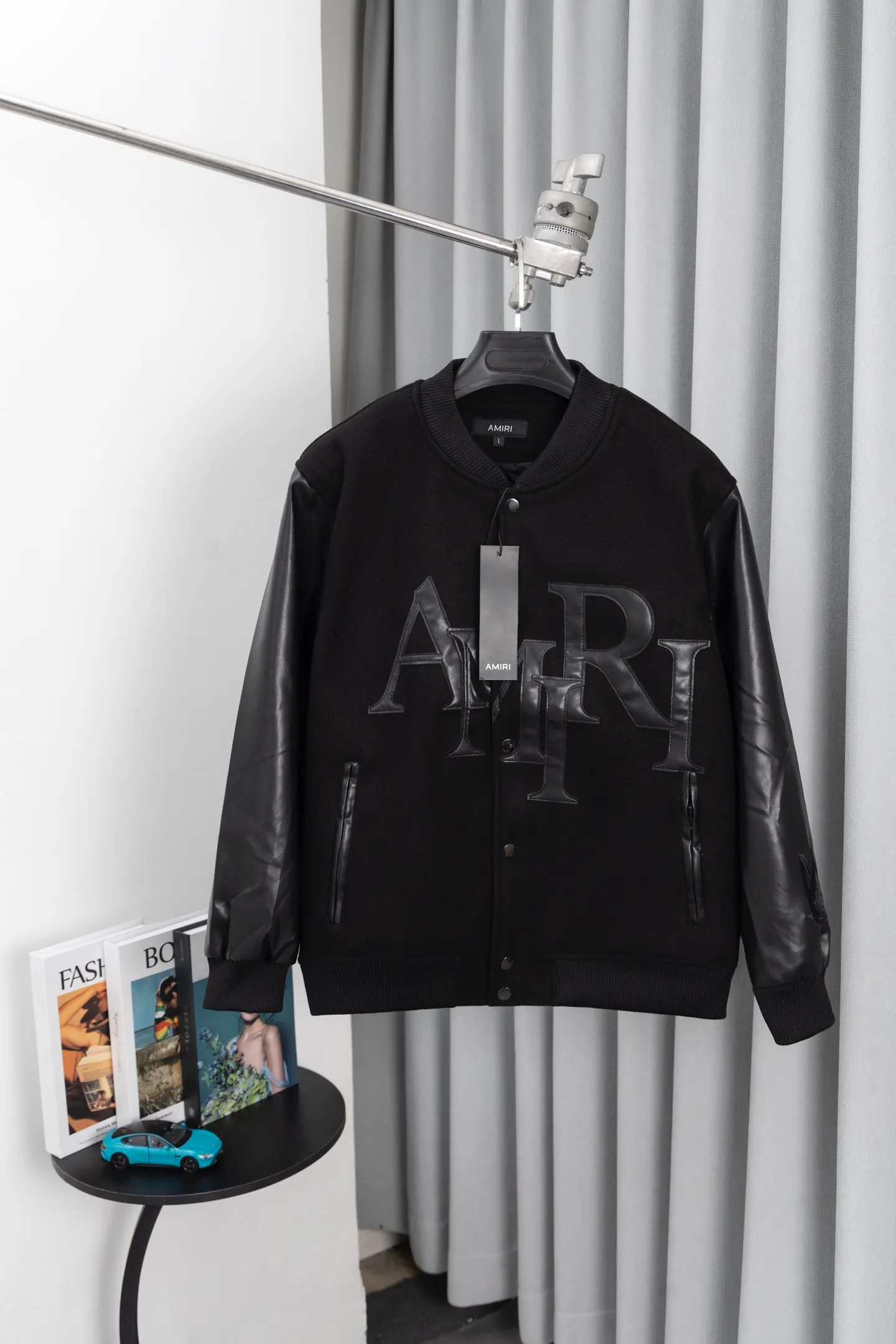 P370 Model No.: S018 Amiri 24SS catwalk baseball uniform. It adopts 10,000-needle embroidery technology, which is fashionable and versatile. It is made of dragon and phoenix nylon fabric, which is soft and comfortable. It is matched with pebbled sleeves and has a high-end atmosphere. Double zipper design on the pockets, one-to-one reproduction. Size: S-XL
