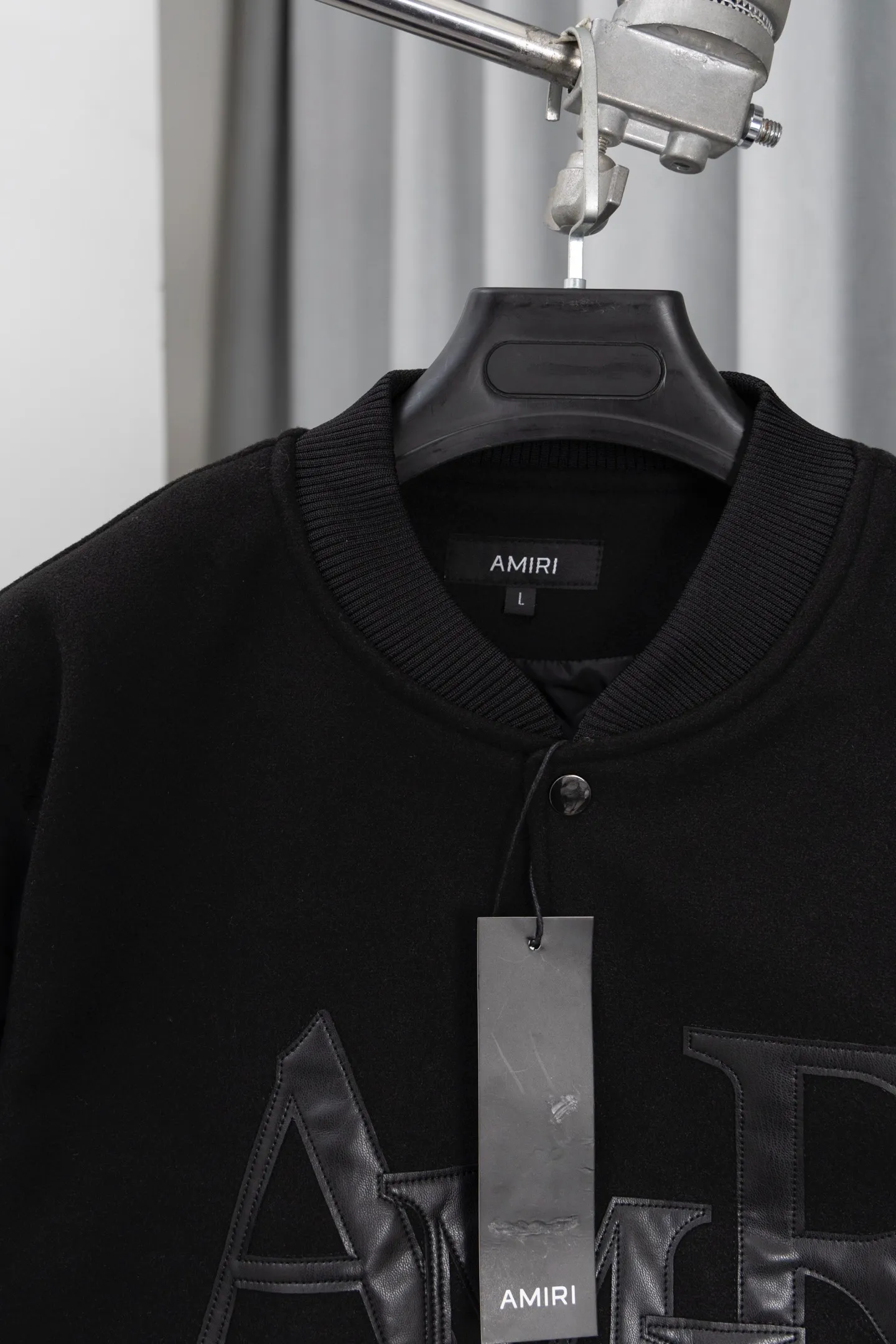 P370 Model No.: S018 Amiri 24SS catwalk baseball uniform. It adopts 10,000-needle embroidery technology, which is fashionable and versatile. It is made of dragon and phoenix nylon fabric, which is soft and comfortable. It is matched with pebbled sleeves and has a high-end atmosphere. Double zipper design on the pockets, one-to-one reproduction. Size: S-XL