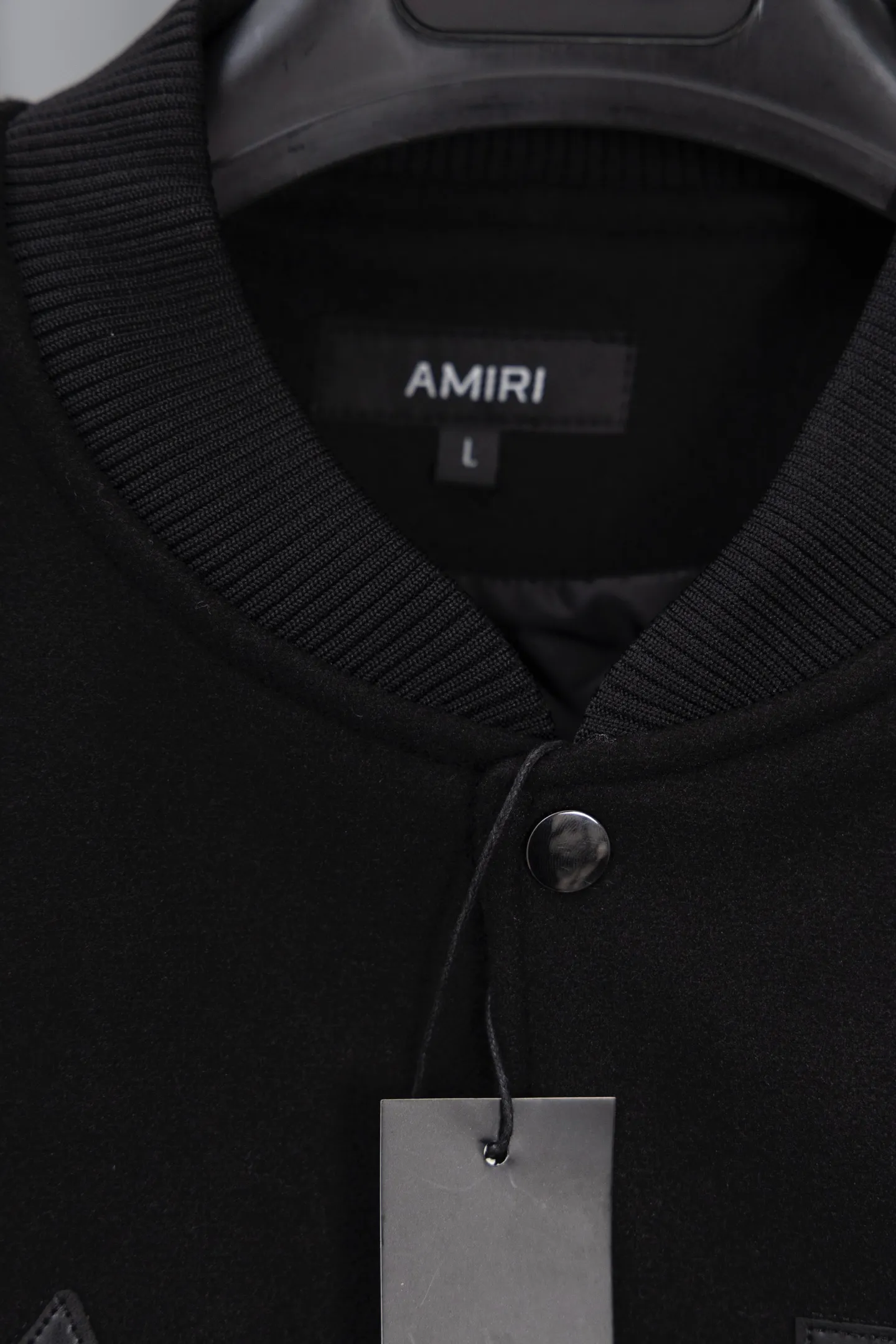 P370 Model No.: S018 Amiri 24SS catwalk baseball uniform. It adopts 10,000-needle embroidery technology, which is fashionable and versatile. It is made of dragon and phoenix nylon fabric, which is soft and comfortable. It is matched with pebbled sleeves and has a high-end atmosphere. Double zipper design on the pockets, one-to-one reproduction. Size: S-XL