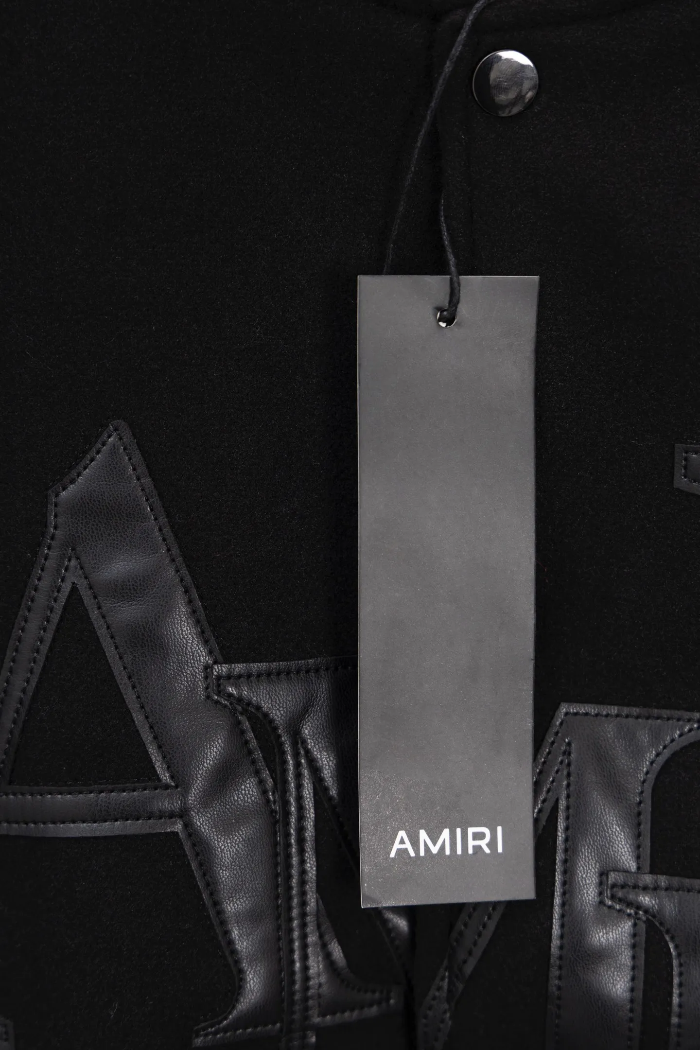 P370 Model No.: S018 Amiri 24SS catwalk baseball uniform. It adopts 10,000-needle embroidery technology, which is fashionable and versatile. It is made of dragon and phoenix nylon fabric, which is soft and comfortable. It is matched with pebbled sleeves and has a high-end atmosphere. Double zipper design on the pockets, one-to-one reproduction. Size: S-XL