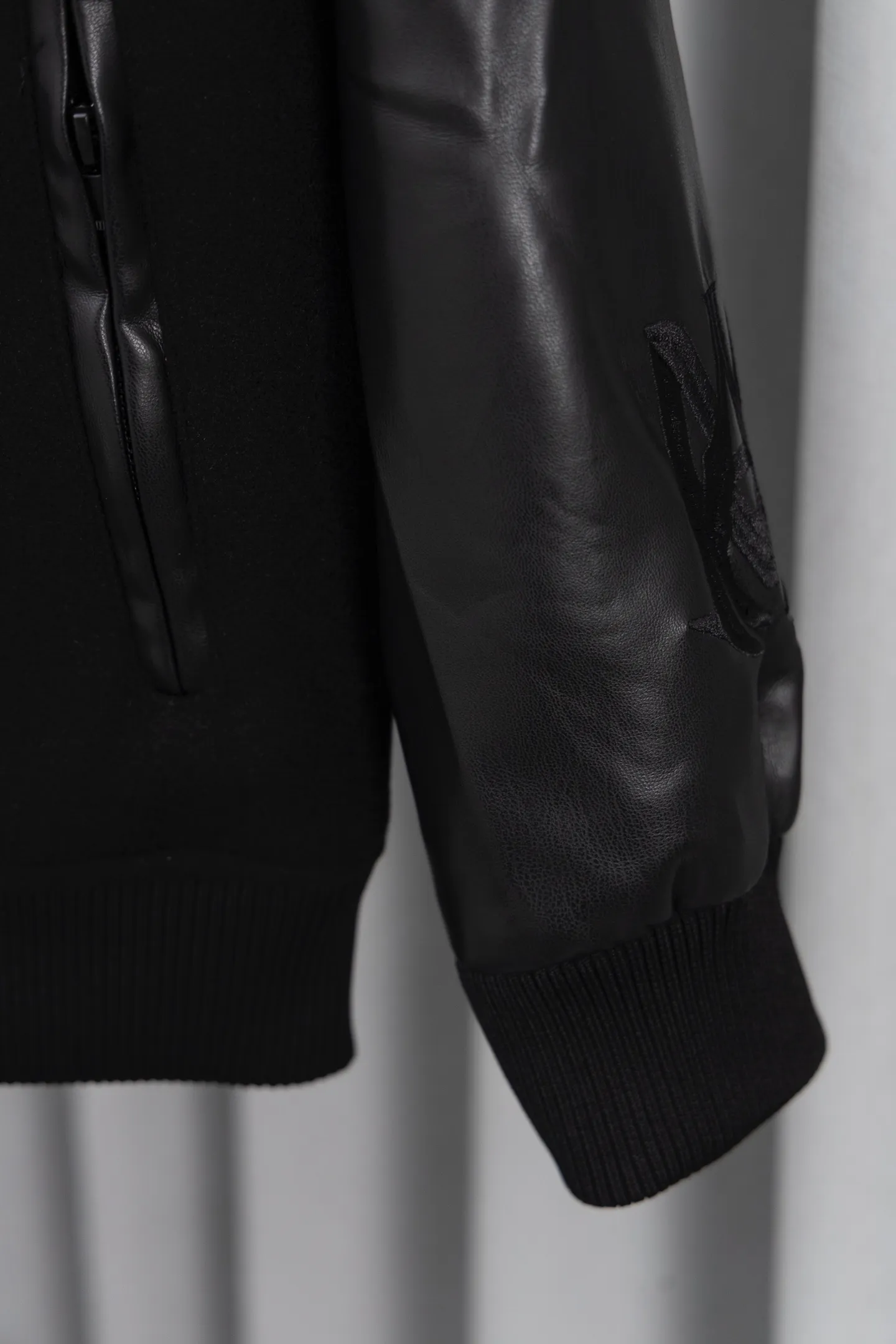 P370 Model No.: S018 Amiri 24SS catwalk baseball uniform. It adopts 10,000-needle embroidery technology, which is fashionable and versatile. It is made of dragon and phoenix nylon fabric, which is soft and comfortable. It is matched with pebbled sleeves and has a high-end atmosphere. Double zipper design on the pockets, one-to-one reproduction. Size: S-XL