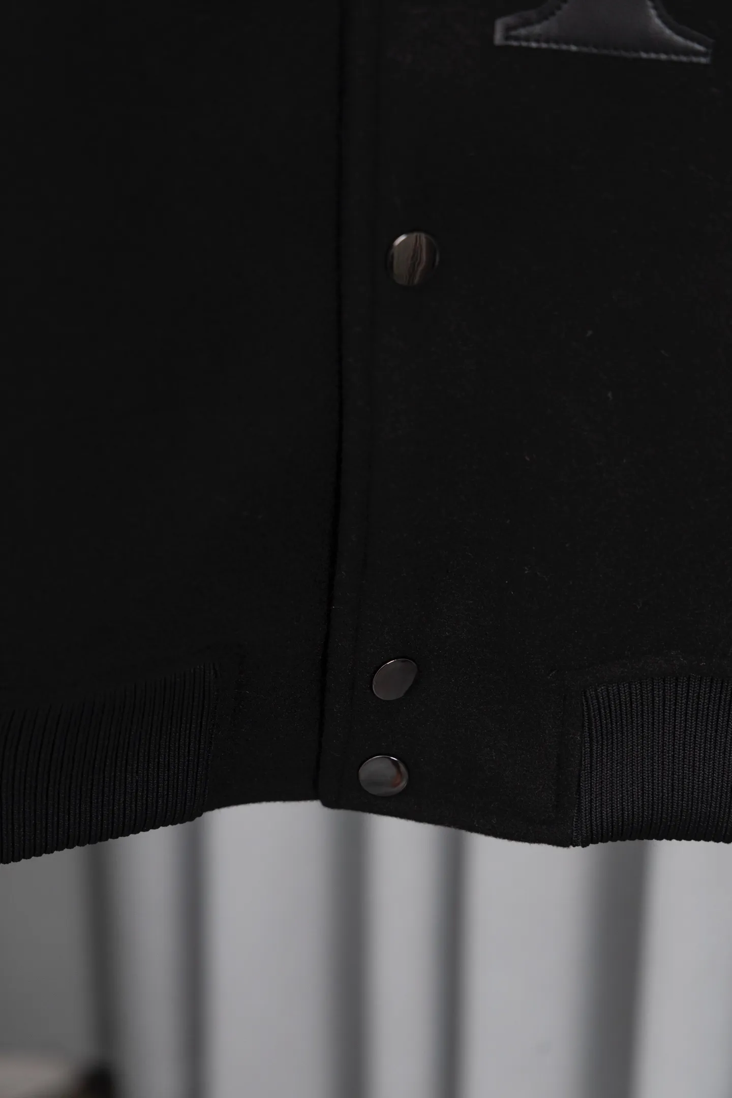 P370 Model No.: S018 Amiri 24SS catwalk baseball uniform. It adopts 10,000-needle embroidery technology, which is fashionable and versatile. It is made of dragon and phoenix nylon fabric, which is soft and comfortable. It is matched with pebbled sleeves and has a high-end atmosphere. Double zipper design on the pockets, one-to-one reproduction. Size: S-XL