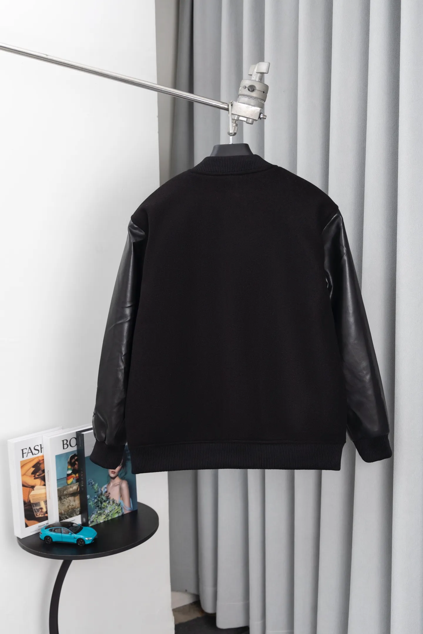 P370 Model No.: S018 Amiri 24SS catwalk baseball uniform. It adopts 10,000-needle embroidery technology, which is fashionable and versatile. It is made of dragon and phoenix nylon fabric, which is soft and comfortable. It is matched with pebbled sleeves and has a high-end atmosphere. Double zipper design on the pockets, one-to-one reproduction. Size: S-XL