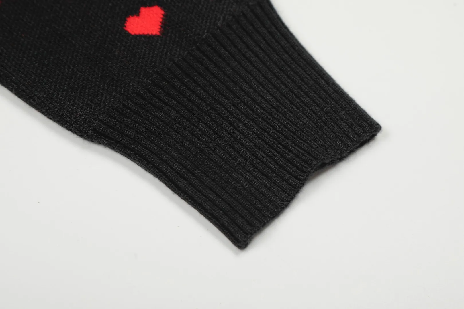 Ami/Ami's new jacquard love-printed goddess style must-have autumn and winter knitted cardigan small jacket Size: S-XL Color: White red heart Black red heart Red white heart Milky apricot purple heart Navy blue white heart Pink red heart