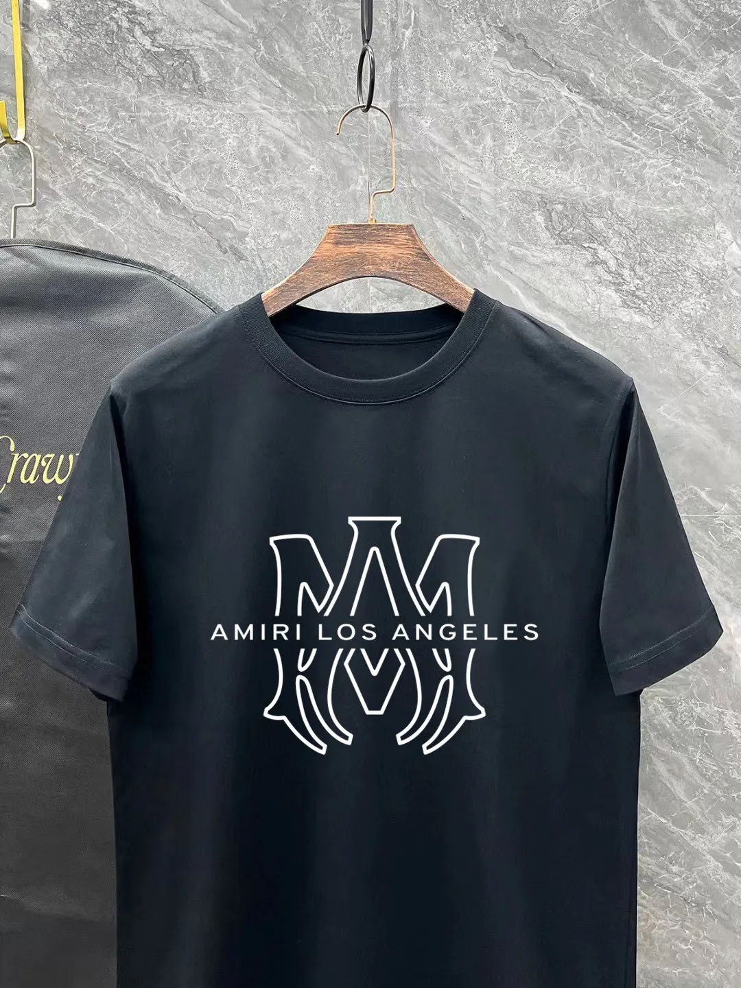 P140 AMIRI# 2025 spring and summer new style debut counter, the latest short-sleeved round neck T-shirt, high-end custom design, avant-garde and fashionable! The brand logo is designed with heavy craftsmanship. High-end customized 260g fabric. Soft to the touch. Comfortable to wear. Exquisite stitching at the counter level. Fine workmanship. The upper body effect is incomparably handsome! A must-have item for a stylish man! Color: black. White! Size: S-2XL