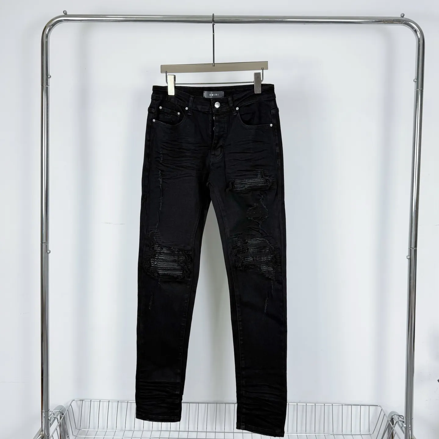 P260 Style number: H60 AMIRI & AMIRI new jeans linhchuan leather logo washed holes pattern denim shorts leg elastic denim trousers same style for men and women Accessories: complete accessories, all in original packaging, two hang tags to distinguish the low-end version outside, the hardware is standard to the authentic original version with logo aluminum alloy buckle, every detail is superior to any version on the market Fabric: Genuine pattern-making and standard genuine custom-made imported fabrics using unique washing and dyeing methods, and individually hand-painted - hand-painted ripped micro-elastic jeans Color: black black leather Size: 30 32 34 36