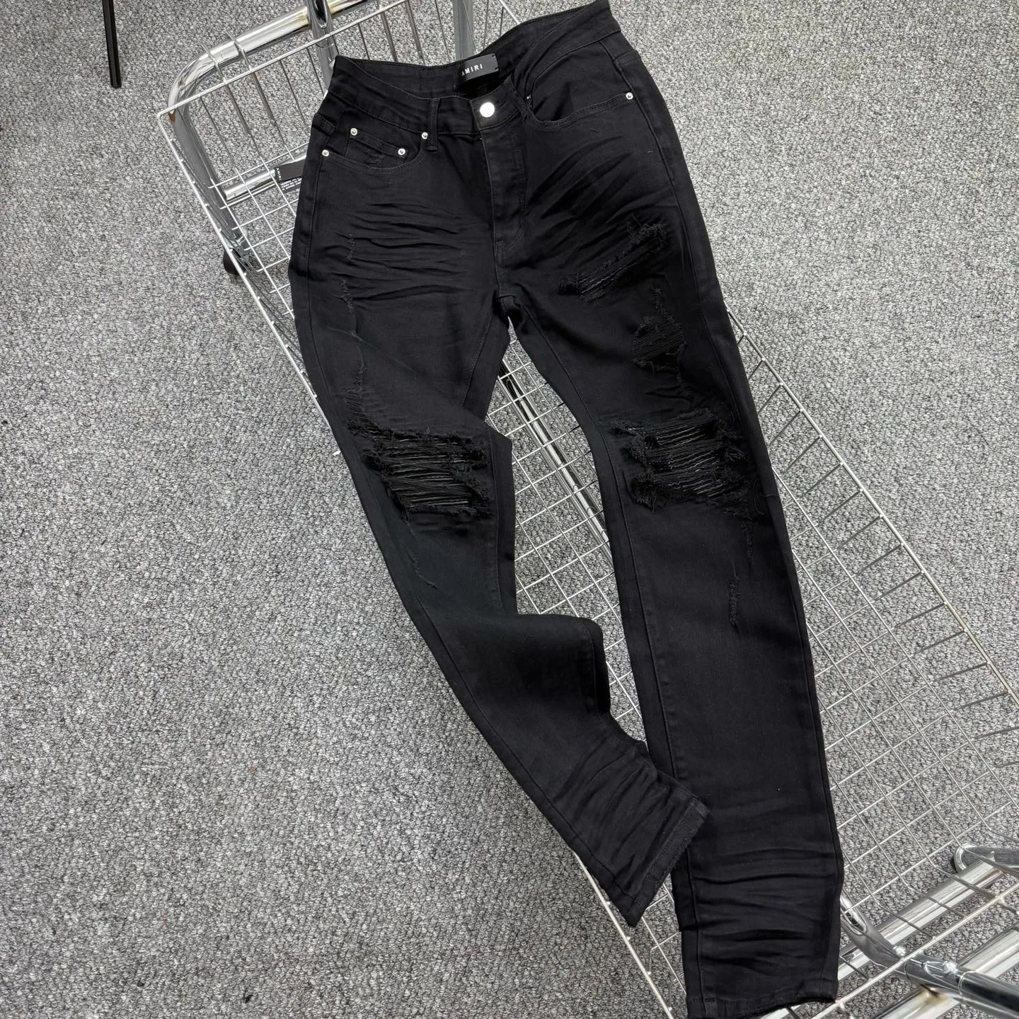 P260 Style number: H60 AMIRI & AMIRI new jeans linhchuan leather logo washed holes pattern denim shorts leg elastic denim trousers same style for men and women Accessories: complete accessories, all in original packaging, two hang tags to distinguish the low-end version outside, the hardware is standard to the authentic original version with logo aluminum alloy buckle, every detail is superior to any version on the market Fabric: Genuine pattern-making and standard genuine custom-made imported fabrics using unique washing and dyeing methods, and individually hand-painted - hand-painted ripped micro-elastic jeans Color: black black leather Size: 30 32 34 36