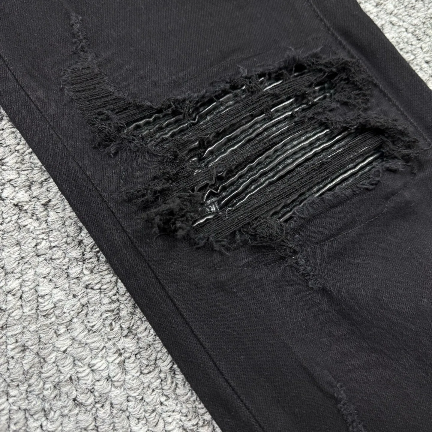 P260 Style number: H60 AMIRI & AMIRI new jeans linhchuan leather logo washed holes pattern denim shorts leg elastic denim trousers same style for men and women Accessories: complete accessories, all in original packaging, two hang tags to distinguish the low-end version outside, the hardware is standard to the authentic original version with logo aluminum alloy buckle, every detail is superior to any version on the market Fabric: Genuine pattern-making and standard genuine custom-made imported fabrics using unique washing and dyeing methods, and individually hand-painted - hand-painted ripped micro-elastic jeans Color: black black leather Size: 30 32 34 36
