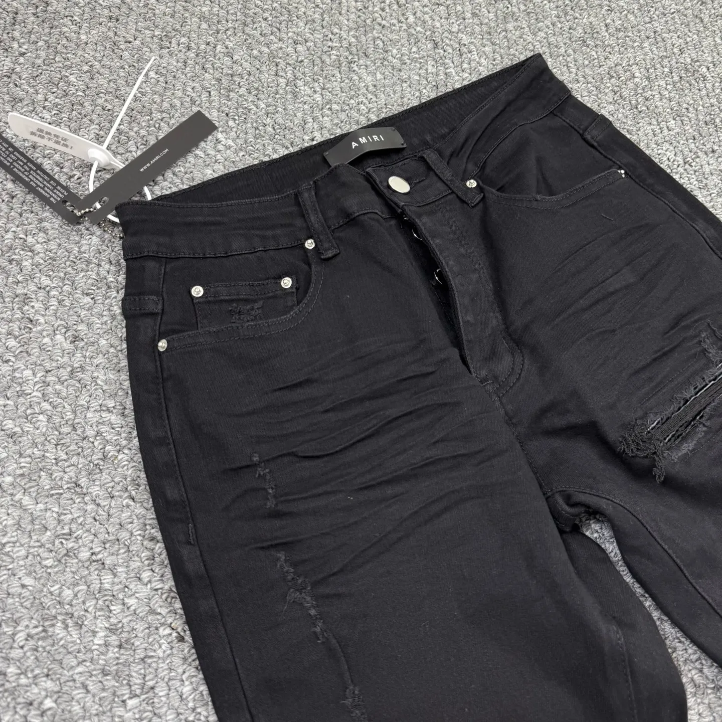 P260 Style number: H60 AMIRI & AMIRI new jeans linhchuan leather logo washed holes pattern denim shorts leg elastic denim trousers same style for men and women Accessories: complete accessories, all in original packaging, two hang tags to distinguish the low-end version outside, the hardware is standard to the authentic original version with logo aluminum alloy buckle, every detail is superior to any version on the market Fabric: Genuine pattern-making and standard genuine custom-made imported fabrics using unique washing and dyeing methods, and individually hand-painted - hand-painted ripped micro-elastic jeans Color: black black leather Size: 30 32 34 36