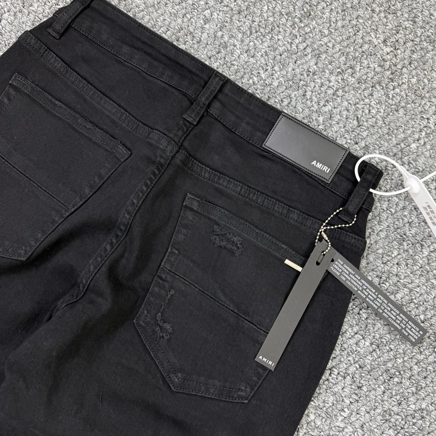 P260 Style number: H60 AMIRI & AMIRI new jeans linhchuan leather logo washed holes pattern denim shorts leg elastic denim trousers same style for men and women Accessories: complete accessories, all in original packaging, two hang tags to distinguish the low-end version outside, the hardware is standard to the authentic original version with logo aluminum alloy buckle, every detail is superior to any version on the market Fabric: Genuine pattern-making and standard genuine custom-made imported fabrics using unique washing and dyeing methods, and individually hand-painted - hand-painted ripped micro-elastic jeans Color: black black leather Size: 30 32 34 36