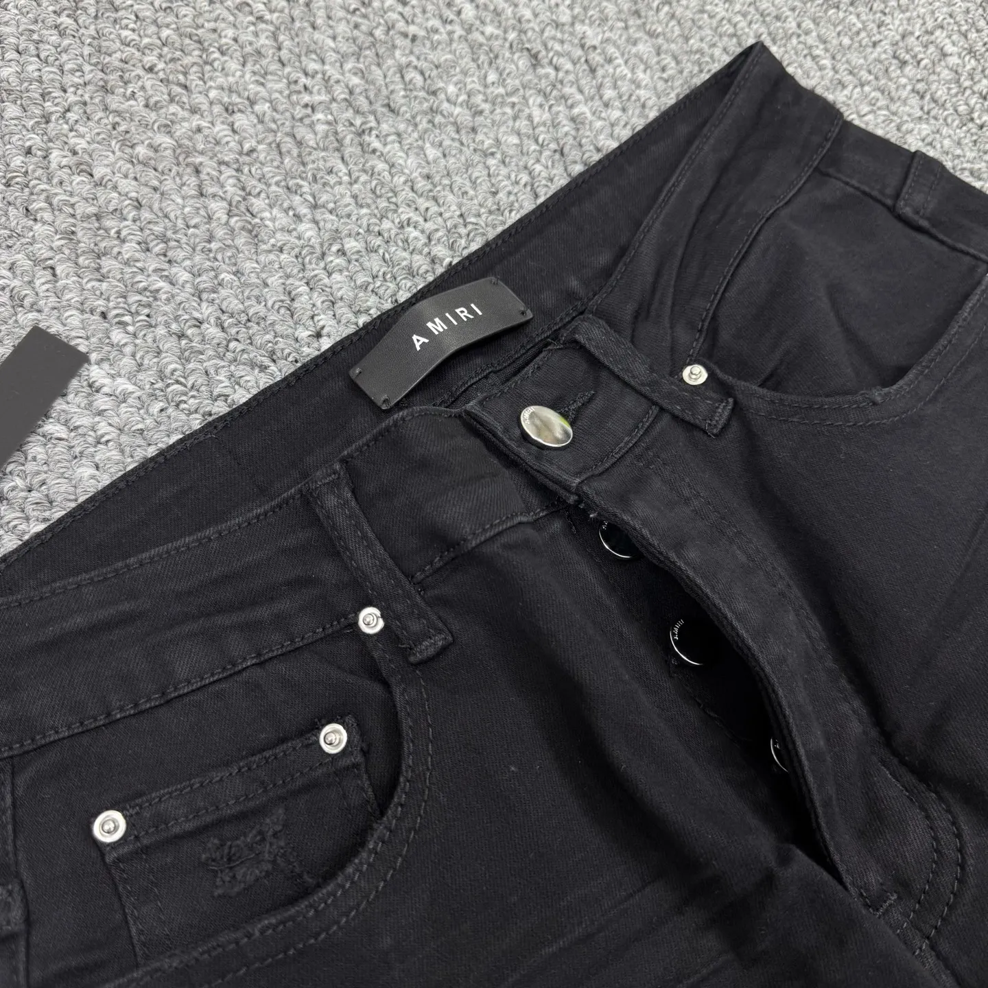 P260 Style number: H60 AMIRI & AMIRI new jeans linhchuan leather logo washed holes pattern denim shorts leg elastic denim trousers same style for men and women Accessories: complete accessories, all in original packaging, two hang tags to distinguish the low-end version outside, the hardware is standard to the authentic original version with logo aluminum alloy buckle, every detail is superior to any version on the market Fabric: Genuine pattern-making and standard genuine custom-made imported fabrics using unique washing and dyeing methods, and individually hand-painted - hand-painted ripped micro-elastic jeans Color: black black leather Size: 30 32 34 36