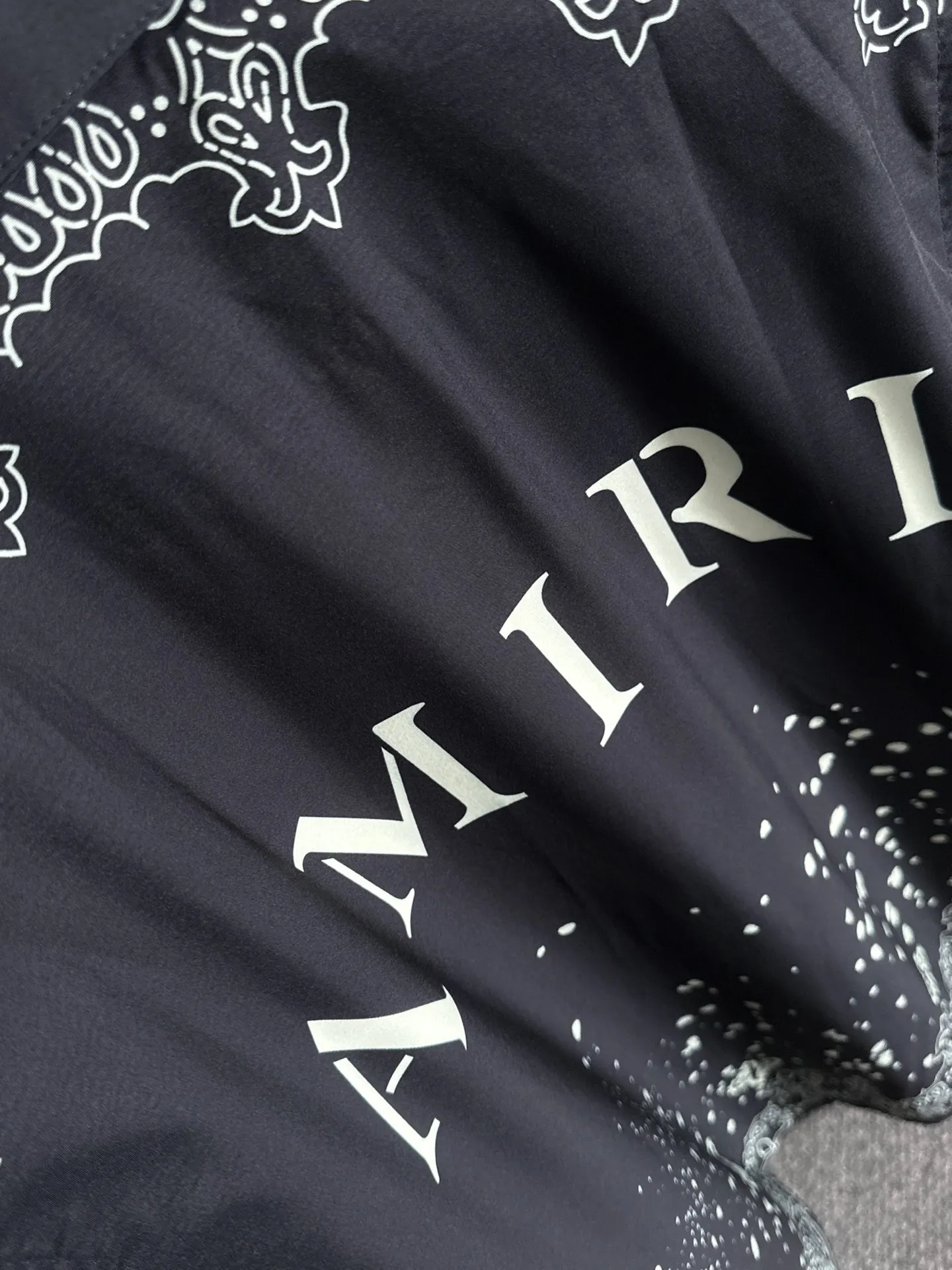 P360 AMIRI 2026 spring and summer classic LOGO design full-print suit, light and thin cotton full-body digital printing, made of high-quality polyester fiber fabric, breathable mesh lining is added to the pants, carefully crafted to a standard version, can be matched separately with clothes, versatile style for leisure time! The classic logo on the whole body is very eye-catching, showing a sense of luxury and style, becoming a classic and mainstream style that never goes out of style and is elegant! Extremely handsome, classic and heroic. Same style for men and women. Size: M-3XL (please note your height and weight when placing an order)