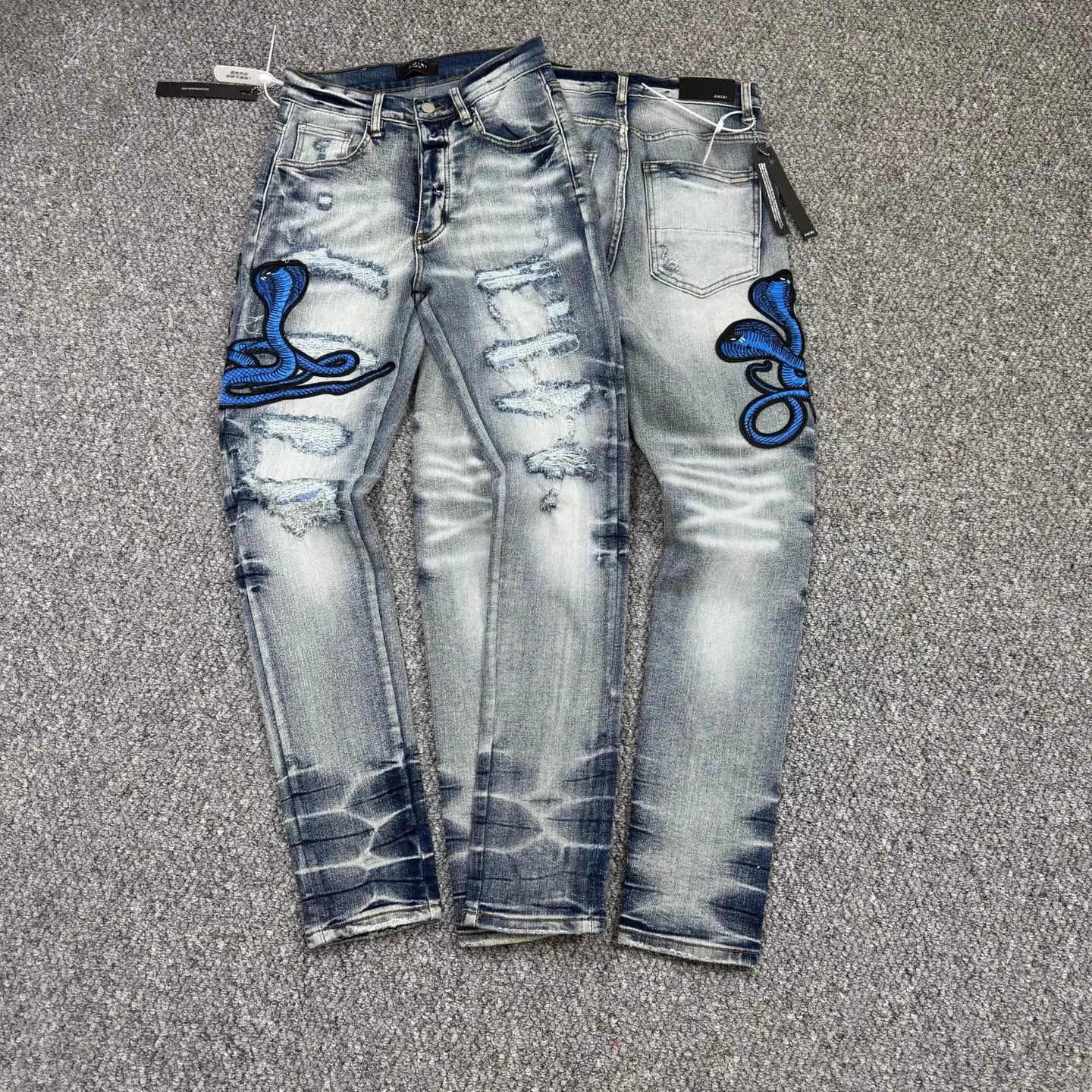 P240 Style number: H872 AMIRI & AMIRI new jeans with linhchuan embroidered logo, washed holes pattern, denim shorts, stretch denim trousers, same style for men and women. Accessories: Complete accessories, all in original packaging, two hang tags to distinguish the low-end version. The hardware is standard to the original original aluminum alloy buckle with logo, and every detail is superior to any version on the market. Fabric: Genuine pattern-making and standard genuine custom-made imported fabrics adopt unique washing and dyeing methods, and are individually hand-painted - hand-painted to make ripped micro-elastic jeans Color: blue Size: 28 30 32 34 36