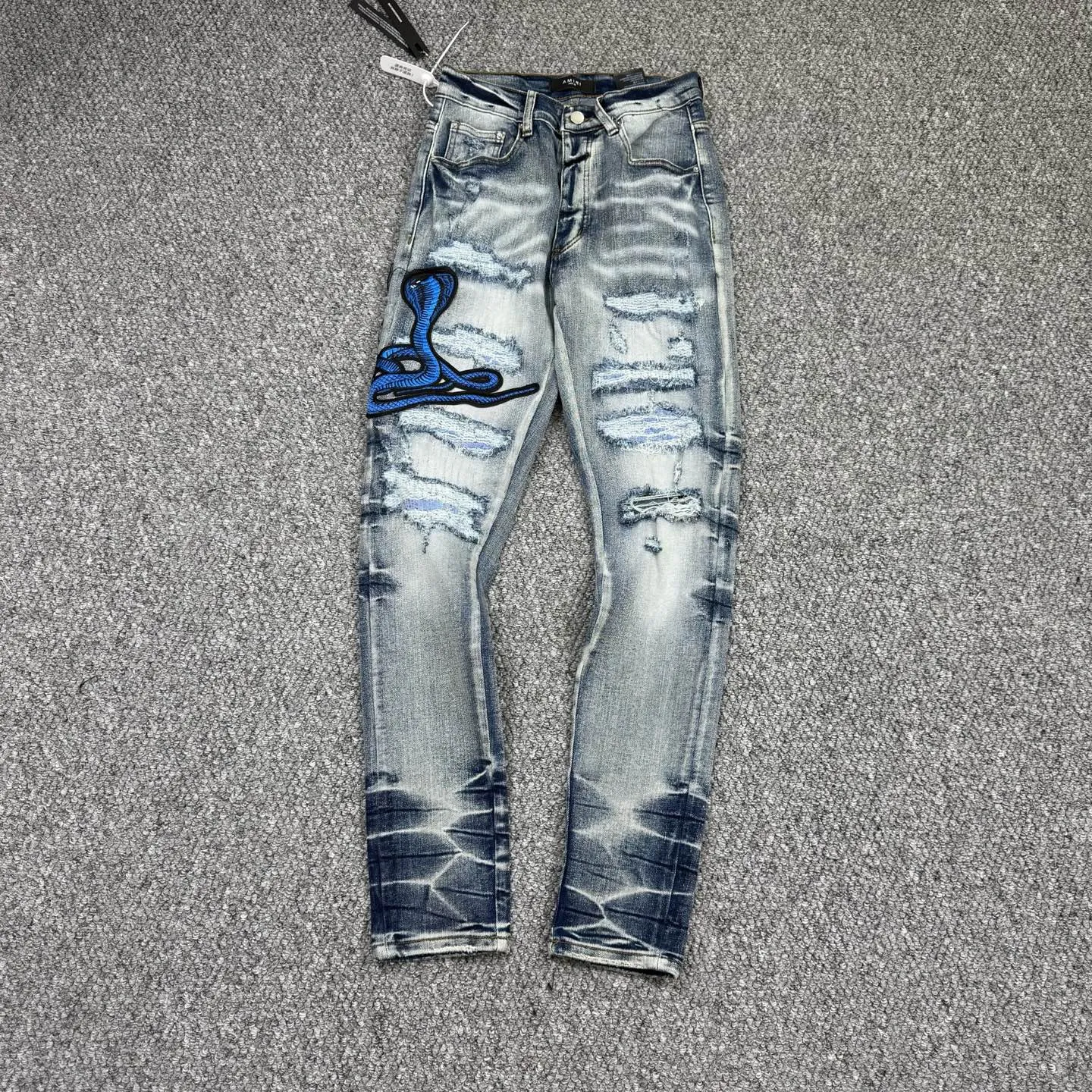 P240 Style number: H872 AMIRI & AMIRI new jeans with linhchuan embroidered logo, washed holes pattern, denim shorts, stretch denim trousers, same style for men and women. Accessories: Complete accessories, all in original packaging, two hang tags to distinguish the low-end version. The hardware is standard to the original original aluminum alloy buckle with logo, and every detail is superior to any version on the market. Fabric: Genuine pattern-making and standard genuine custom-made imported fabrics adopt unique washing and dyeing methods, and are individually hand-painted - hand-painted to make ripped micro-elastic jeans Color: blue Size: 28 30 32 34 36