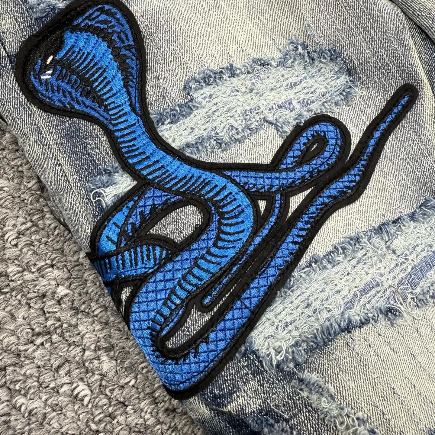 P240 Style number: H872 AMIRI & AMIRI new jeans with linhchuan embroidered logo, washed holes pattern, denim shorts, stretch denim trousers, same style for men and women. Accessories: Complete accessories, all in original packaging, two hang tags to distinguish the low-end version. The hardware is standard to the original original aluminum alloy buckle with logo, and every detail is superior to any version on the market. Fabric: Genuine pattern-making and standard genuine custom-made imported fabrics adopt unique washing and dyeing methods, and are individually hand-painted - hand-painted to make ripped micro-elastic jeans Color: blue Size: 28 30 32 34 36