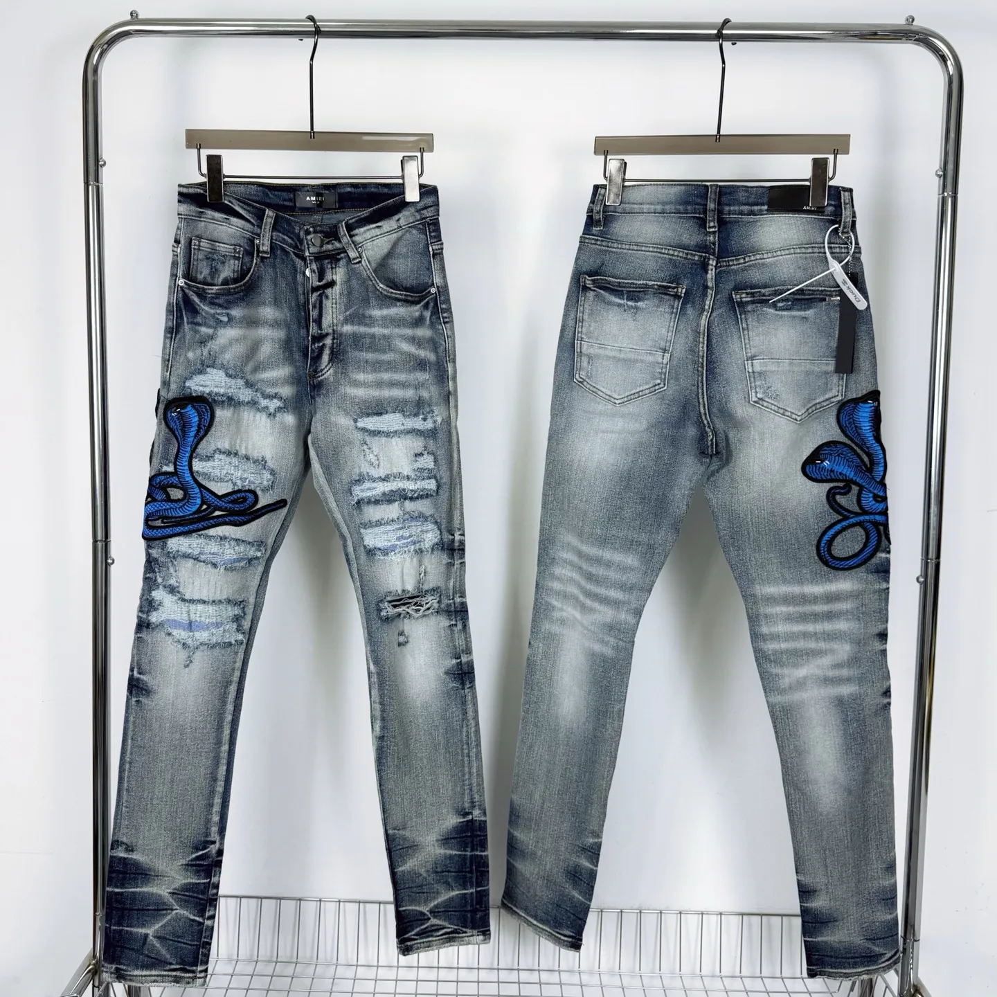P240 Style number: H872 AMIRI & AMIRI new jeans with linhchuan embroidered logo, washed holes pattern, denim shorts, stretch denim trousers, same style for men and women. Accessories: Complete accessories, all in original packaging, two hang tags to distinguish the low-end version. The hardware is standard to the original original aluminum alloy buckle with logo, and every detail is superior to any version on the market. Fabric: Genuine pattern-making and standard genuine custom-made imported fabrics adopt unique washing and dyeing methods, and are individually hand-painted - hand-painted to make ripped micro-elastic jeans Color: blue Size: 28 30 32 34 36