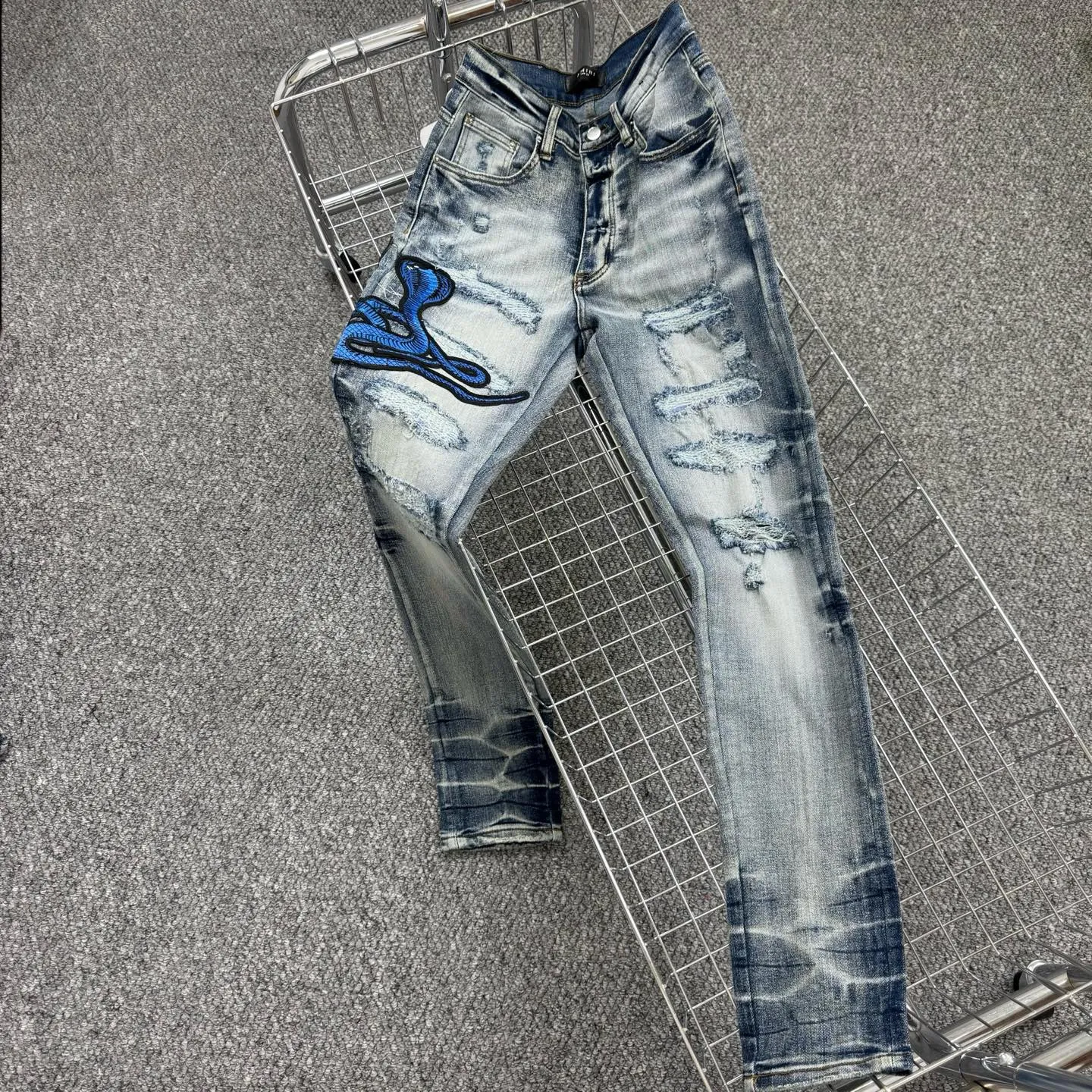 P240 Style number: H872 AMIRI & AMIRI new jeans with linhchuan embroidered logo, washed holes pattern, denim shorts, stretch denim trousers, same style for men and women. Accessories: Complete accessories, all in original packaging, two hang tags to distinguish the low-end version. The hardware is standard to the original original aluminum alloy buckle with logo, and every detail is superior to any version on the market. Fabric: Genuine pattern-making and standard genuine custom-made imported fabrics adopt unique washing and dyeing methods, and are individually hand-painted - hand-painted to make ripped micro-elastic jeans Color: blue Size: 28 30 32 34 36