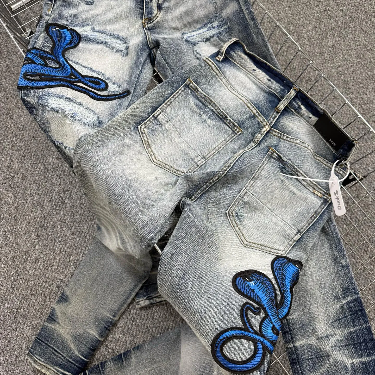 P240 Style number: H872 AMIRI & AMIRI new jeans with linhchuan embroidered logo, washed holes pattern, denim shorts, stretch denim trousers, same style for men and women. Accessories: Complete accessories, all in original packaging, two hang tags to distinguish the low-end version. The hardware is standard to the original original aluminum alloy buckle with logo, and every detail is superior to any version on the market. Fabric: Genuine pattern-making and standard genuine custom-made imported fabrics adopt unique washing and dyeing methods, and are individually hand-painted - hand-painted to make ripped micro-elastic jeans Color: blue Size: 28 30 32 34 36