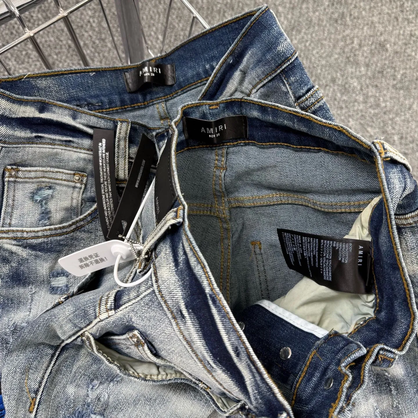 P240 Style number: H872 AMIRI & AMIRI new jeans with linhchuan embroidered logo, washed holes pattern, denim shorts, stretch denim trousers, same style for men and women. Accessories: Complete accessories, all in original packaging, two hang tags to distinguish the low-end version. The hardware is standard to the original original aluminum alloy buckle with logo, and every detail is superior to any version on the market. Fabric: Genuine pattern-making and standard genuine custom-made imported fabrics adopt unique washing and dyeing methods, and are individually hand-painted - hand-painted to make ripped micro-elastic jeans Color: blue Size: 28 30 32 34 36