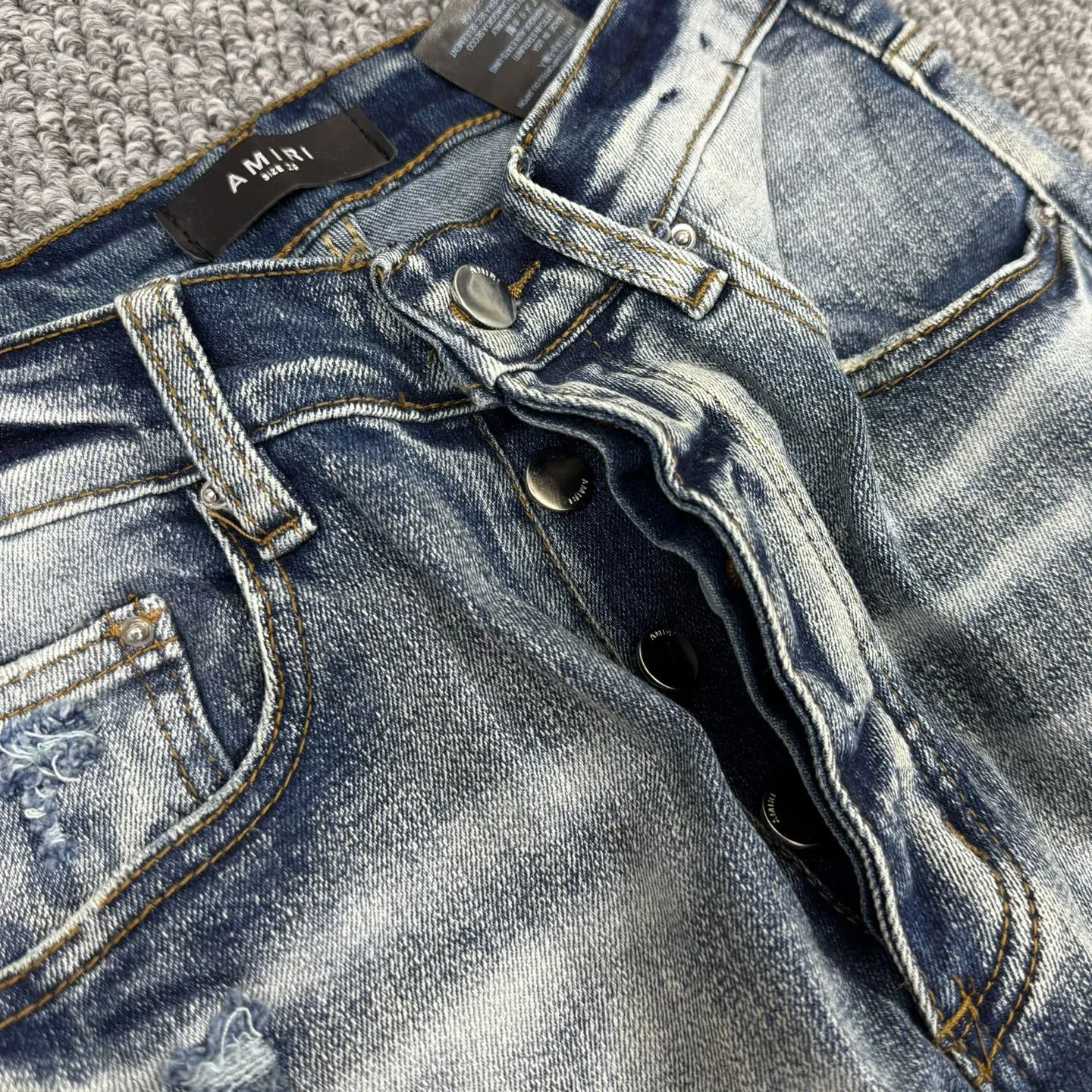 P240 Style number: H872 AMIRI & AMIRI new jeans with linhchuan embroidered logo, washed holes pattern, denim shorts, stretch denim trousers, same style for men and women. Accessories: Complete accessories, all in original packaging, two hang tags to distinguish the low-end version. The hardware is standard to the original original aluminum alloy buckle with logo, and every detail is superior to any version on the market. Fabric: Genuine pattern-making and standard genuine custom-made imported fabrics adopt unique washing and dyeing methods, and are individually hand-painted - hand-painted to make ripped micro-elastic jeans Color: blue Size: 28 30 32 34 36